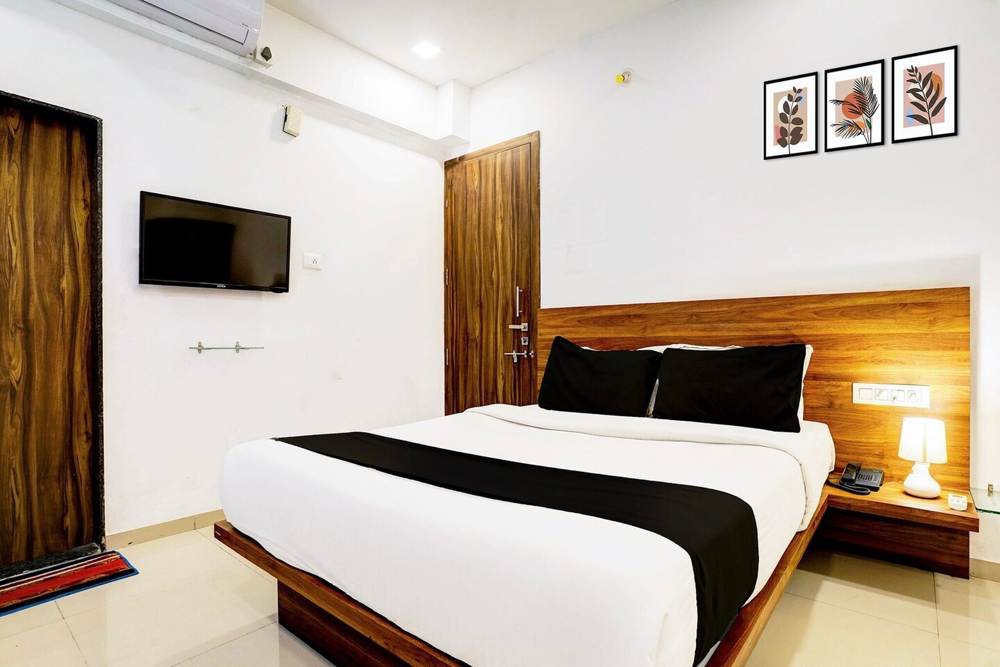 Comfortable Accommodations: Super Hotel O Nashik Road in Nashik offers family rooms with air-conditioning, private bathrooms, work desks, and free WiFi throughout the property. Each room includes a TV, wardrobe, and tiled floors.
Convenient Facilities: Guests can enjoy a lounge, lift, 24-hour front desk, housekeeping service, room service, and luggage storage. The hotel provides free toiletries, a seating area, and a work desk for added comfort.
Prime Location: Located 25 km from Nashik Airport, the hotel is 500 metres from Nashik Road Station. Nearby attractions include Sundarnarayan Temple and Shri Kalaram Sansthan Mandir, each 9 km away, and Pandavlena Caves and Someshwar Temple, each 16 km from the property.
Guest Satisfaction: Guests appreciate the public transport options nearby, attentive staff, and the cleanliness of the rooms.
Unmarried couples are warmly welcome at this property.
Guests with local ID proof are warmly welcome.
Apologies, but we are currently unable to host foreign nationals at this property.
Early Check-In Policy: A full day’s room rate will be charged for check-ins before 6:00 AM. Complimentary early check-in is available between 6:00 AM and 10:00 AM, subject to room availability.
Check-in is only available to guests aged 18 and above. Please provide a government-issued ID to confirm your age.