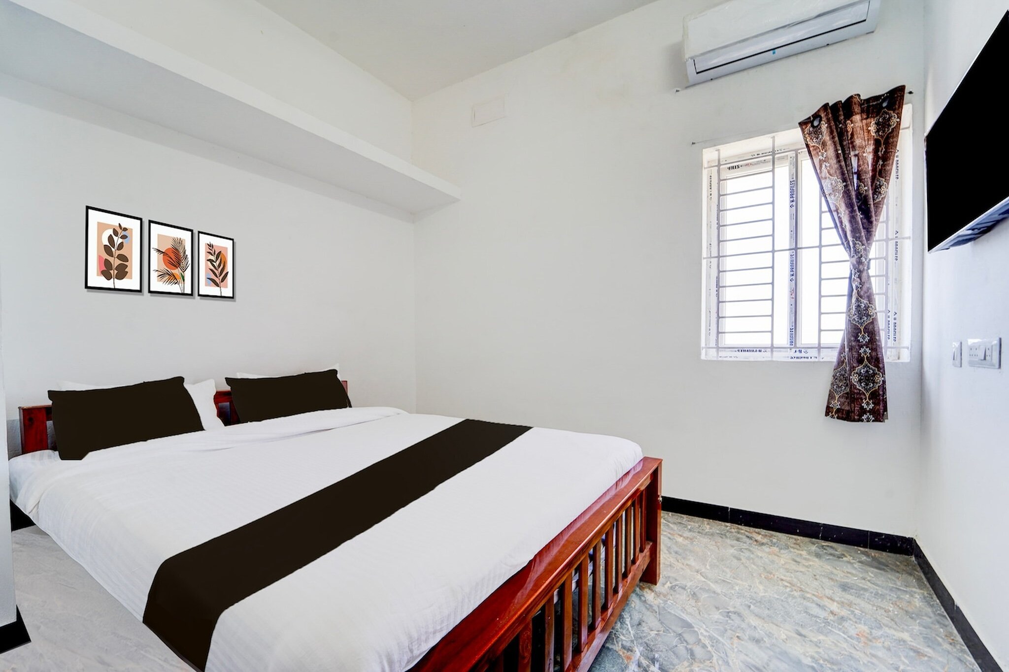 Located within 14 km of Codissia Trade Fair Complex and 23 km of Coimbatore Junction, Super Hotel O Neelambur Near PSG ITech provides rooms with air conditioning and a private bathroom in Irugūr. This 3-star hotel offers room service, a 24-hour front desk and free WiFi. The hotel features family rooms.

Guest rooms at the hotel are equipped with a seating area, a flat-screen TV with satellite channels and a private bathroom with free toiletries and a bath or shower. The rooms include a desk.

Podanur Junction is 23 km from Super Hotel O Neelambur Near PSG ITech. Coimbatore International Airport is 9 km away.

Unmarried couples are warmly welcome at this property.
Guests with local ID proof are warmly welcome.
Early Check-In Policy: A full day’s room rate will be charged for check-ins before 6:00 AM. Complimentary early check-in is available between 6:00 AM and 10:00 AM, subject to room availability.
Check-in is only available to guests aged 18 and above. Please provide a government-issued ID to confirm your age.
