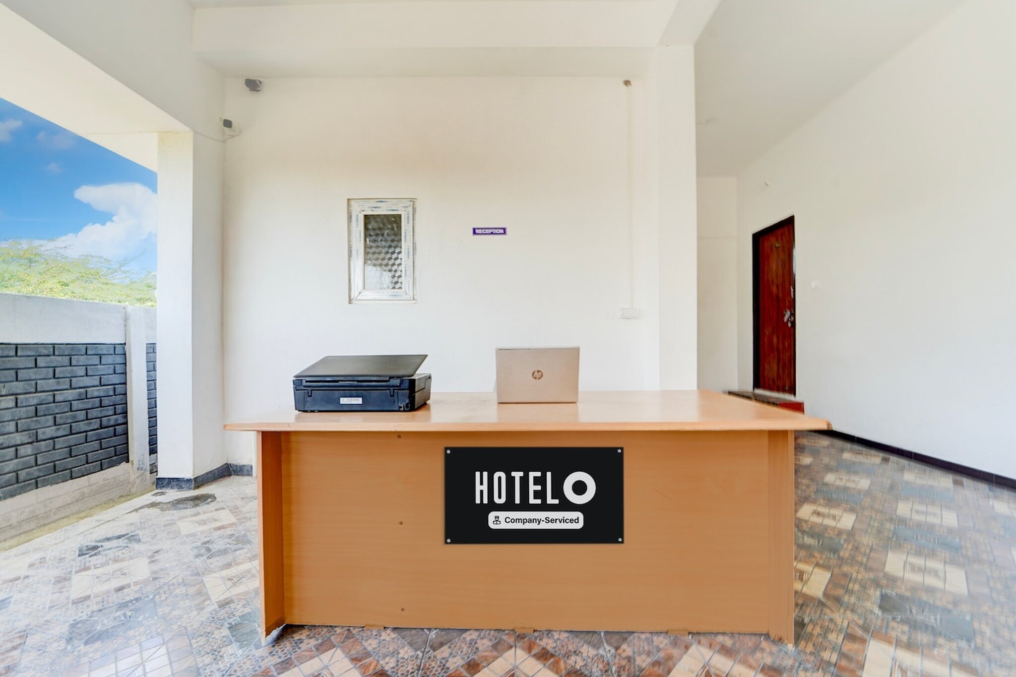 Ground floor: (bedroom(double bed, TV, seating area, air conditioning, Towels incl., telephone), bathroom(bathtub or shower, shower, washbasin, toilet, shampoo, body soap, hot water), Parking)