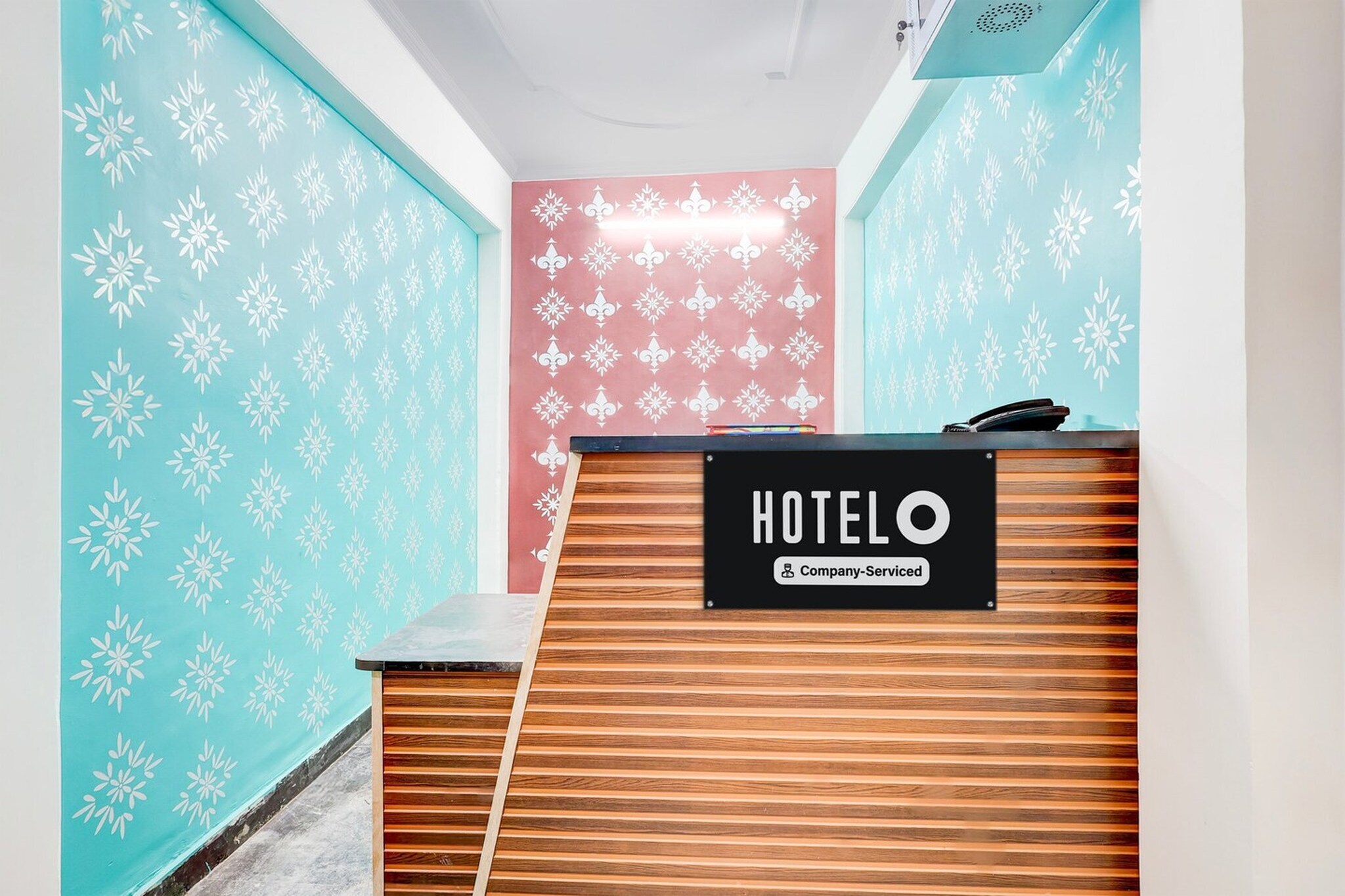 Ground floor: (bedroom(double bed, TV, seating area, air conditioning, Towels incl., telephone), bathroom(bathtub or shower, shower, washbasin, toilet, shampoo, body soap, hot water), Parking)