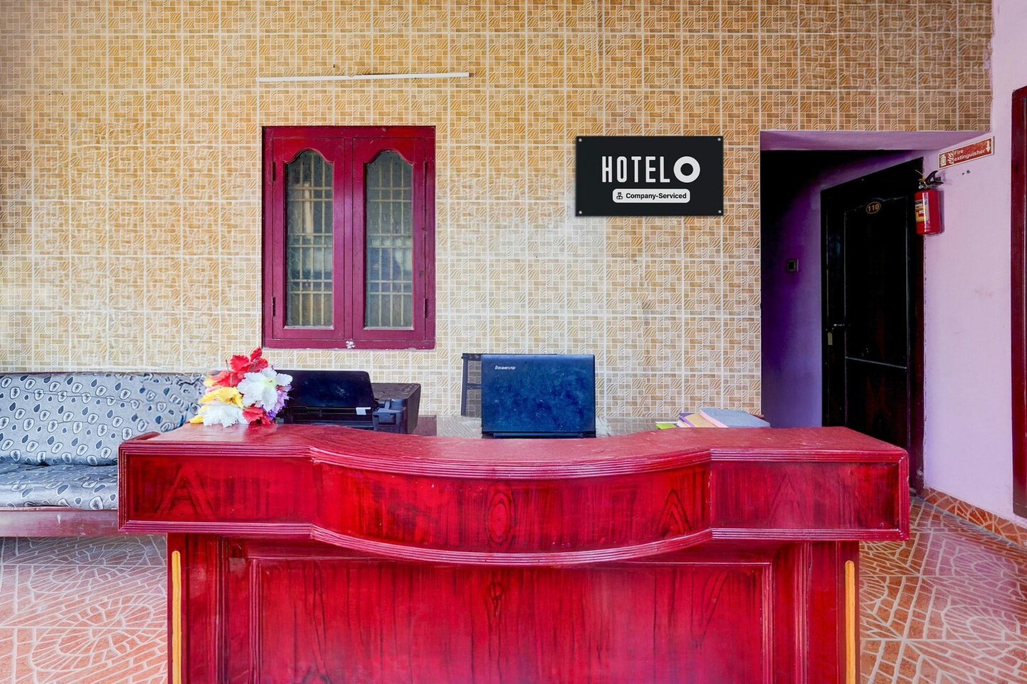 Ground floor: (bedroom(double bed, TV, seating area, air conditioning, Towels incl., telephone), bathroom(bathtub or shower, shower, washbasin, toilet, shampoo, body soap, hot water), Parking)