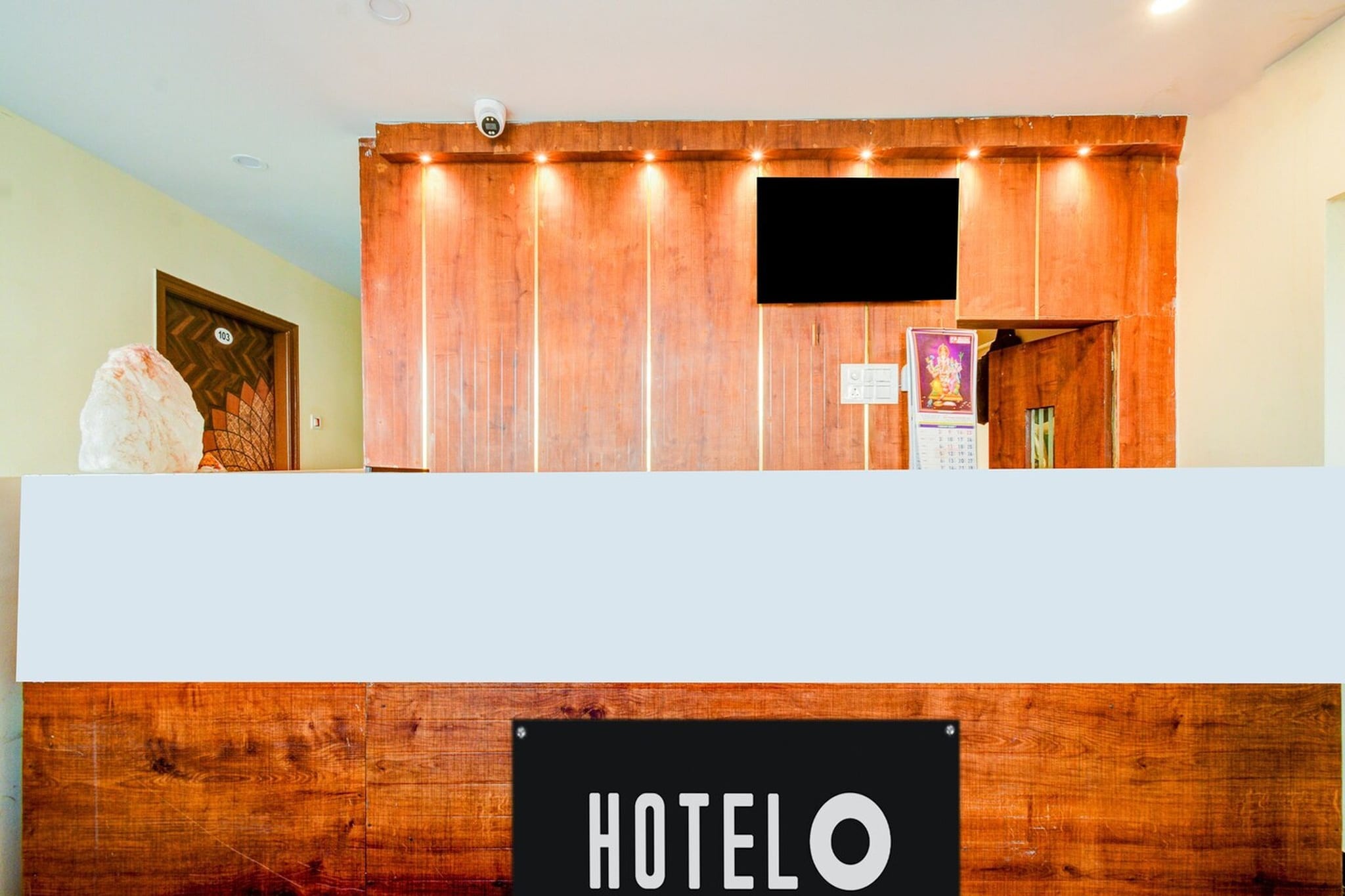 Ground floor: (bedroom(double bed, TV, seating area, air conditioning, Towels incl., telephone), bathroom(bathtub or shower, shower, washbasin, toilet, shampoo, body soap, hot water), Parking, lift)