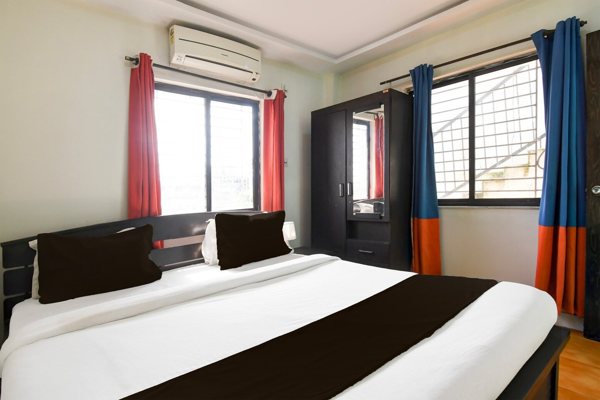 Located within 3.1 km of Kalighat Kali Temple and 5.7 km of Nandan, Super Hotel O New Alipore provides rooms in Taliganja. This 3-star hotel offers room service, a 24-hour front desk and free WiFi. The hotel features family rooms.
The hotel will provide guests with air-conditioned rooms with a desk, a safety deposit box, a TV and a private bathroom with a shower.
Indian Museum is 5.9 km from Super Hotel O New Alipore, while Victoria Memorial is 6.1 km away. Netaji Subhash Chandra Bose International Airport is 23 km from the property.
Unmarried couples are warmly welcome at this property.
Guests with local ID proof are warmly welcome.
Apologies, but we are currently unable to host foreign nationals at this property.
Early Check-In Policy: A full day’s room rate will be charged for check-ins before 6:00 AM. Complimentary early check-in is available between 6:00 AM and 10:00 AM, subject to room availability.
Check-in is only available to guests aged 18 and above. Please provide a government-issued ID to confirm your age.