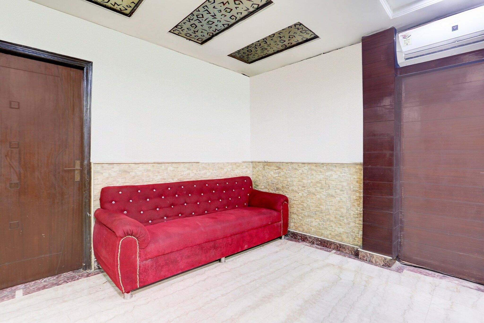 Ground floor: (bedroom(double bed, TV, seating area, air conditioning, Towels incl., telephone), bathroom(bathtub or shower, shower, washbasin, toilet, shampoo, body soap, hot water), Parking)