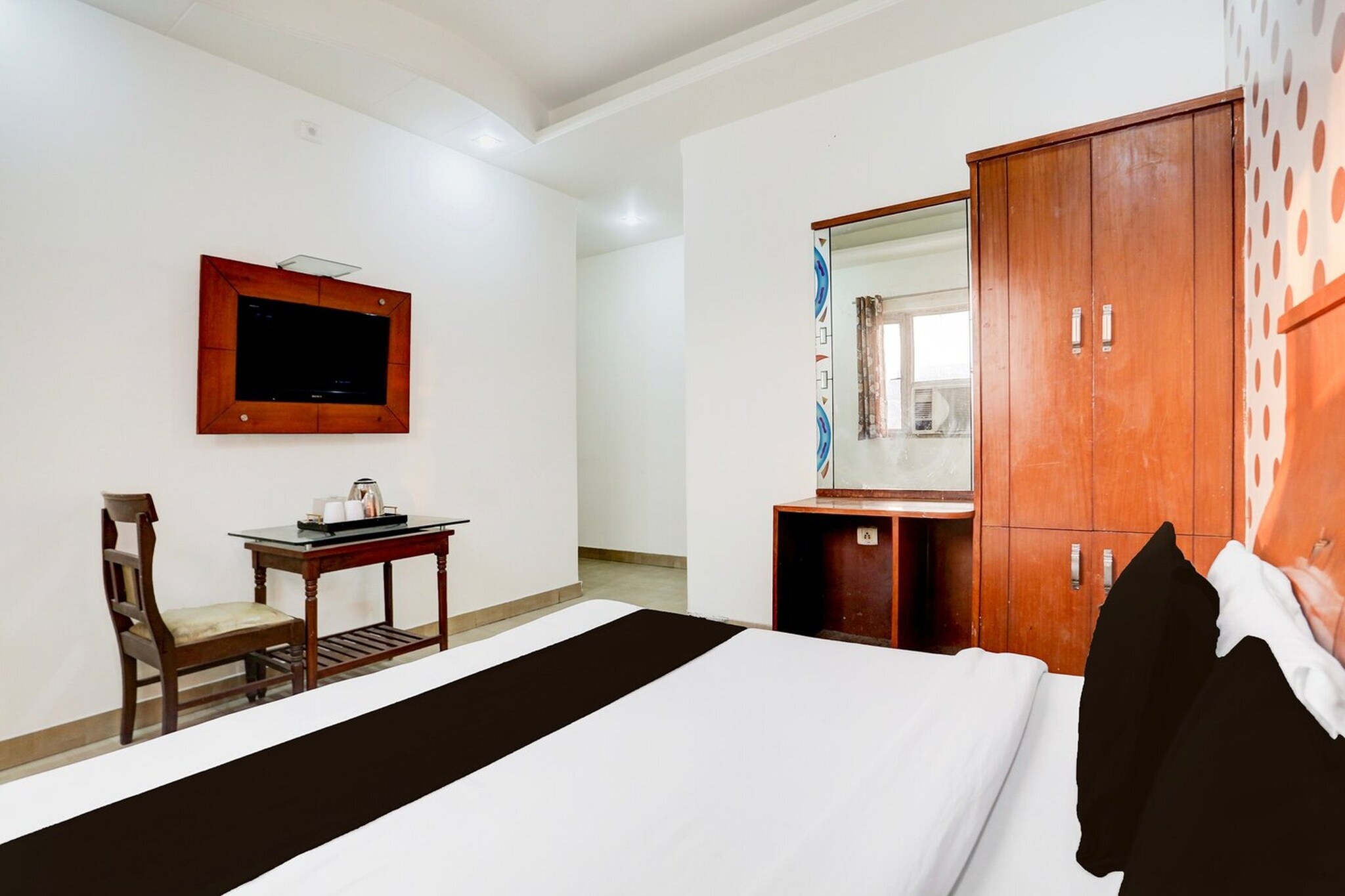Comfortable Accommodations: Super Hotel O New Delhi Railway Station Formerly Le Alfanso in Delhi offers family rooms with air-conditioning, private bathrooms, work desks, and free WiFi throughout the property.

Convenient Facilities: Guests can enjoy a lounge, 24-hour front desk, housekeeping service, room service, tour desk, and luggage storage. The hotel provides a continental breakfast and a variety of amenities including free toiletries, TV, and wardrobe.

Prime Location: Located in the city centre, the hotel is 16 km from Delhi International Airport. Nearby attractions include Gurudwara Sis Ganj Sahib, Jantar Mantar, and Red Fort, each 3-4 km away.

Unmarried couples are warmly welcome at this property.
Guests with local ID proof are warmly welcome.
Early Check-In Policy: A full dayâ€™s room rate will be charged for check-ins before 6:00 AM. Complimentary early check-in is available between 6:00 AM and 10:00 AM, subject to room availability.

Check-in is only available to guests aged 18 and above. Please provide a government-issued ID to confirmÂ yourÂ age.

