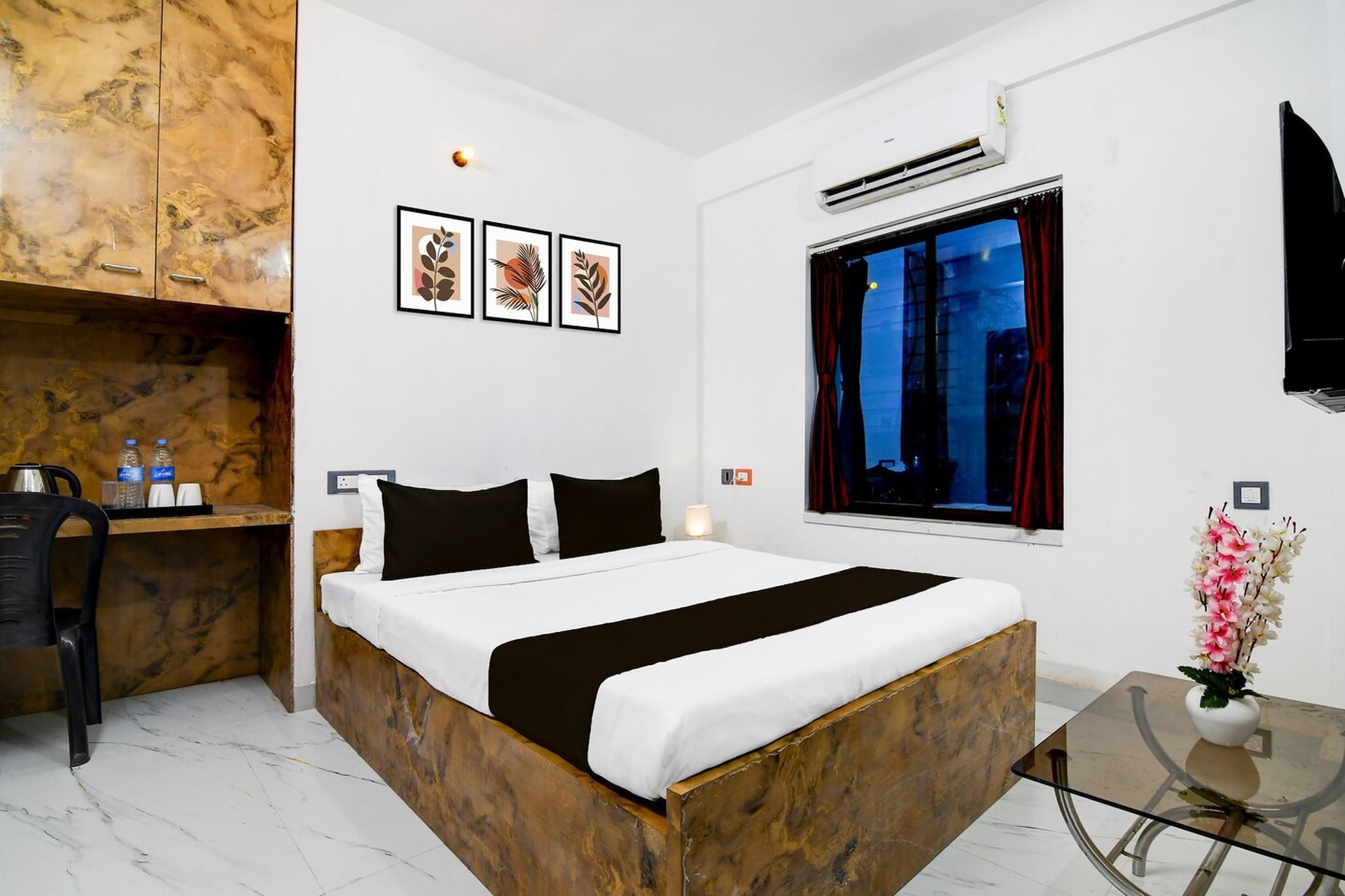 Comfortable Accommodations: Super Hotel O New Town Near Downtown Mall in Kolkata offers family rooms with air-conditioning, private bathrooms, work desks, and seating areas. Each room includes free toiletries, a bath or shower, TV, and tiled floors.
Essential Facilities: Guests enjoy free WiFi throughout the property, a 24-hour front desk, housekeeping service, room service, and luggage storage. The hotel provides a welcoming environment with English and Hindi spoken at reception.
Convenient Location: Located 12 km from Netaji Subhash Chandra Bose International Airport, the hotel is 50 km from Swaminarayan Akshardham. Nearby attractions include Water Tank 21 and Action Area 3C.
Unmarried couples are warmly welcome at this property.
Guests with local ID proof are warmly welcome.
Apologies, but we are currently unable to host foreign nationals at this property.
Early Check-In Policy: A full day’s room rate will be charged for check-ins before 6:00 AM. Complimentary early check-in is available between 6:00 AM and 10:00 AM, subject to room availability.
Check-in is only available to guests aged 18 and above. Please provide a government-issued ID to confirm your age.