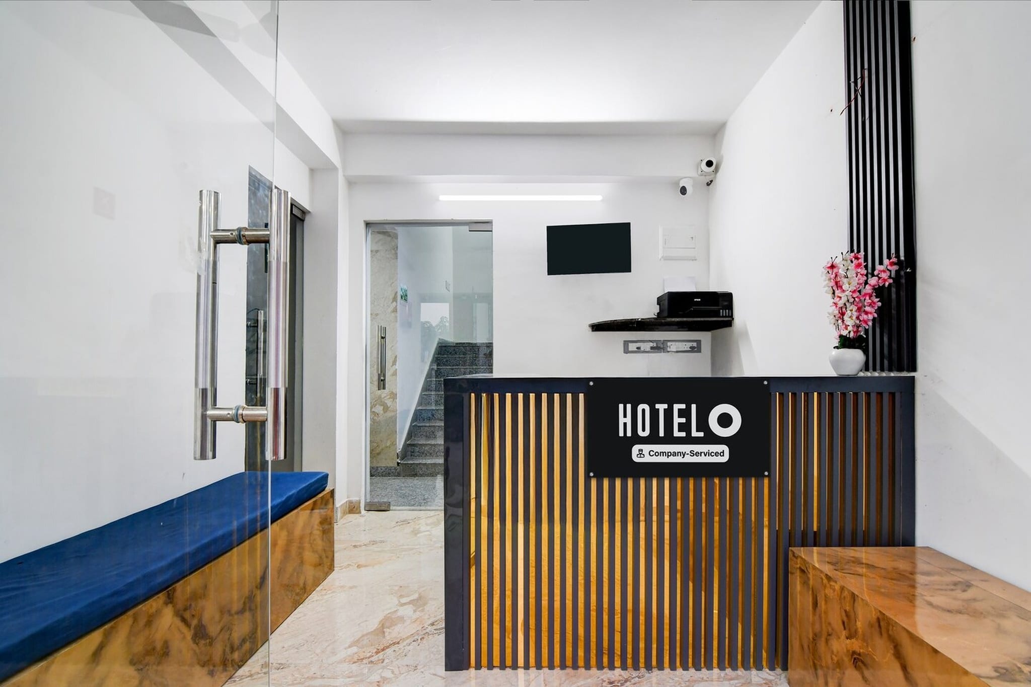 Ground floor: (bedroom(double bed, TV, seating area, air conditioning, Towels incl., telephone), bathroom(bathtub or shower, shower, washbasin, toilet, shampoo, body soap, hot water), Parking)