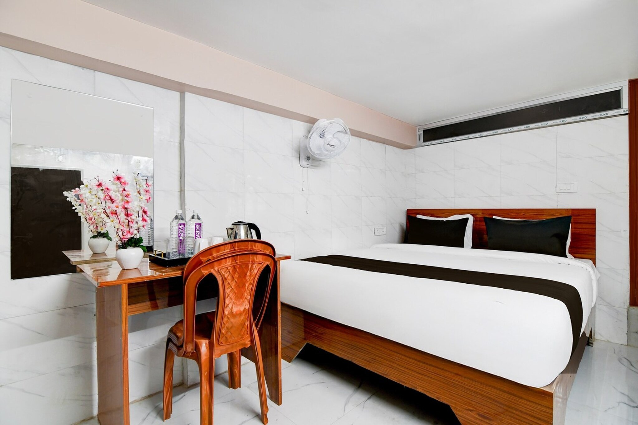 Set within 5.7 km of Sealdah Railway Station and 7.3 km of M G Road Metro Station, Super Hotel O Nicco Park Kolkata offers rooms with air conditioning and a private bathroom in Salt Lake City. The property is around 8 km from Esplanade Metro Station, 8.1 km from New Market and 8.2 km from Park Street Metro Station. The accommodation provides room service, a 24-hour front desk and luggage storage for guests.
The units at the hotel come with a seating area, a flat-screen TV with satellite channels and a private bathroom with free toiletries and a bath or shower. Guest rooms feature a desk.
Eden Gardens is 9.3 km from Super Hotel O Nicco Park Kolkata, while Victoria Memorial is 10 km away. Netaji Subhash Chandra Bose International Airport is 12 km from the property.
Unmarried couples are warmly welcome at this property.
Guests with local ID proof are warmly welcome.
Early Check-In Policy: A full day’s room rate will be charged for check-ins before 6:00 AM. Complimentary early check-in is available between 6:00 AM and 10:00 AM, subject to room availability.