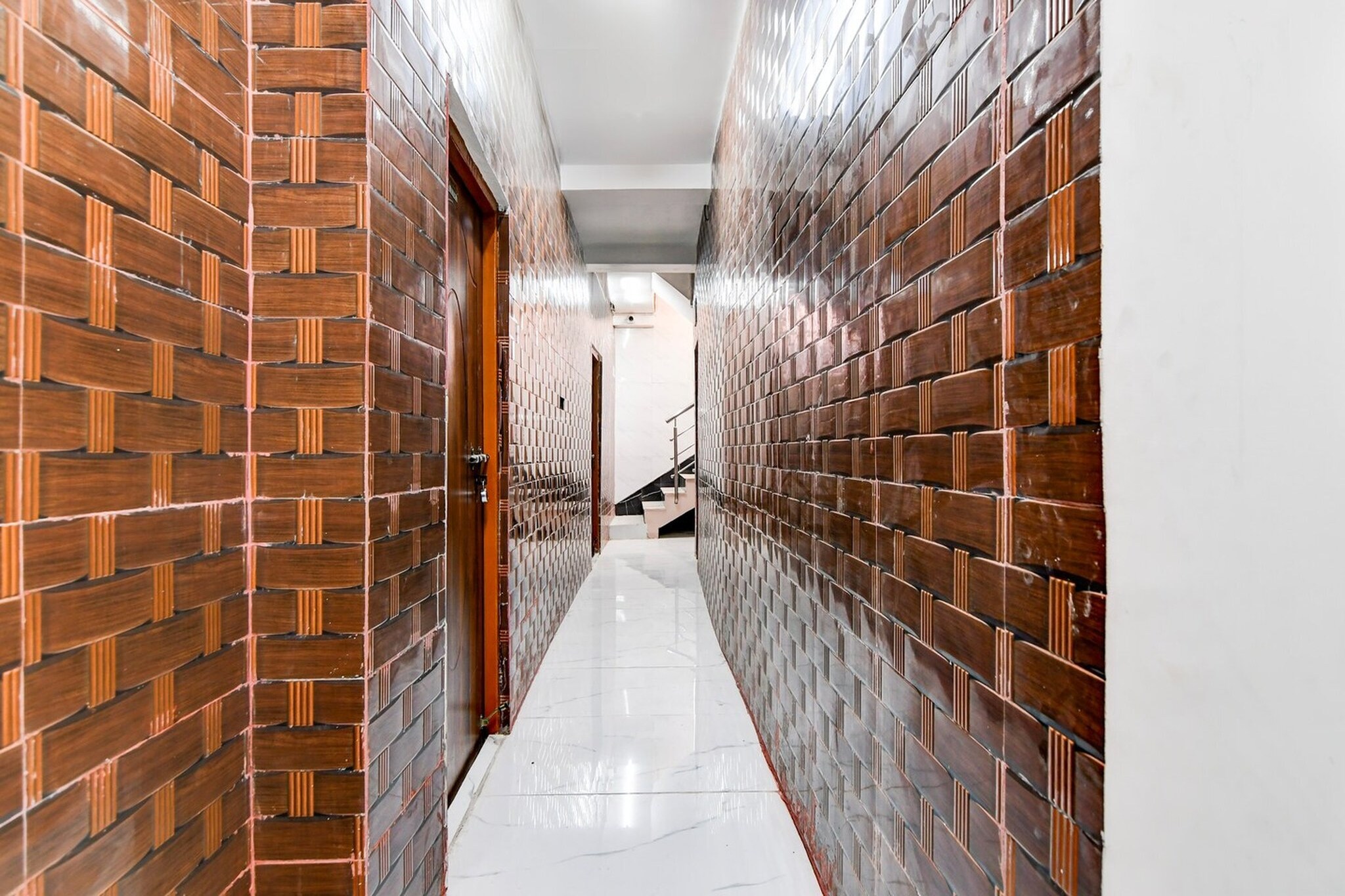 Ground floor: (bedroom(double bed, TV, seating area, air conditioning, Towels incl., telephone), bathroom(bathtub or shower, shower, washbasin, toilet, shampoo, body soap, hot water), Parking)