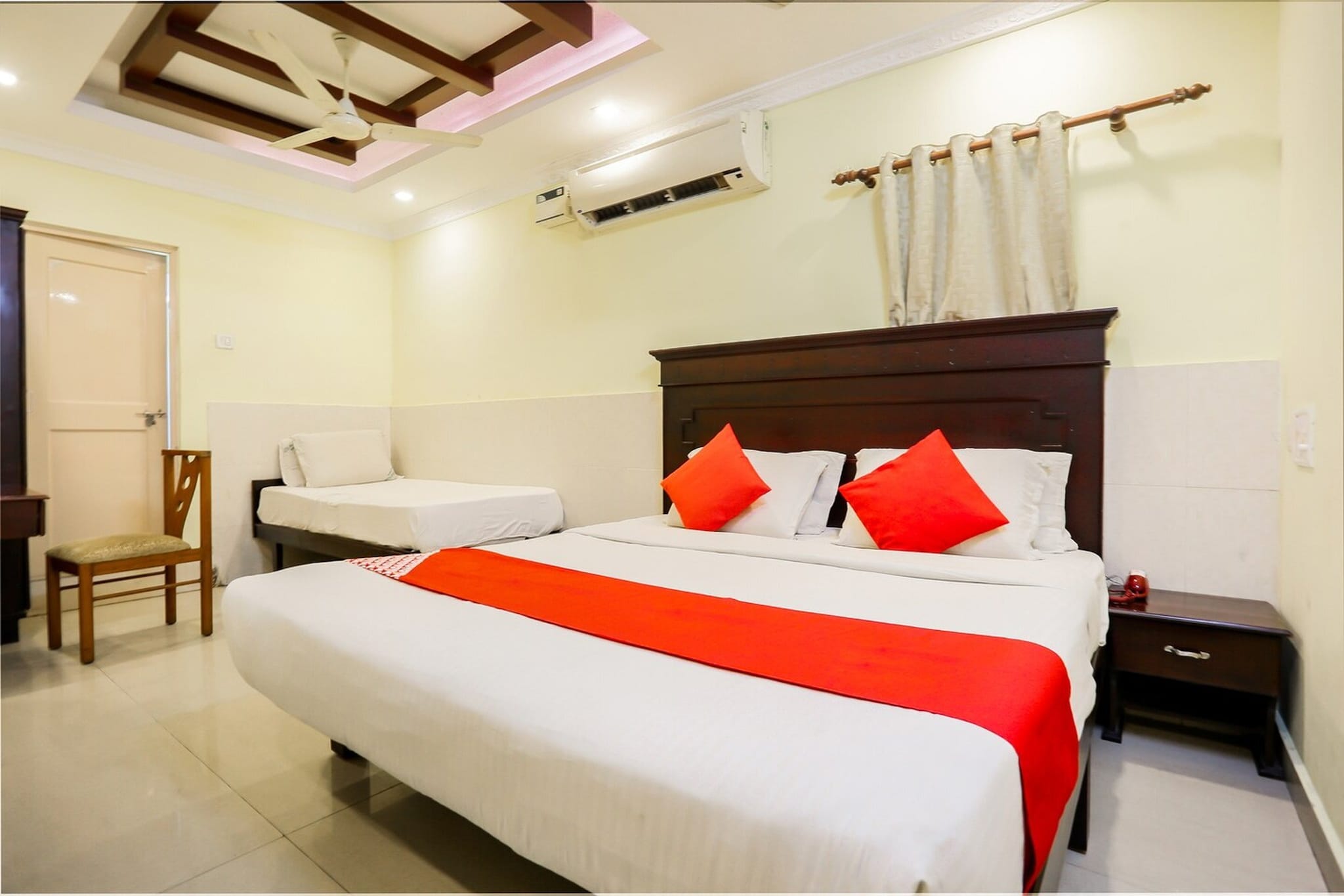 Ground floor: (bedroom(double bed, TV, seating area, air conditioning, Towels incl., telephone), bathroom(bathtub or shower, shower, washbasin, toilet, shampoo, body soap, hot water), Parking, lift)