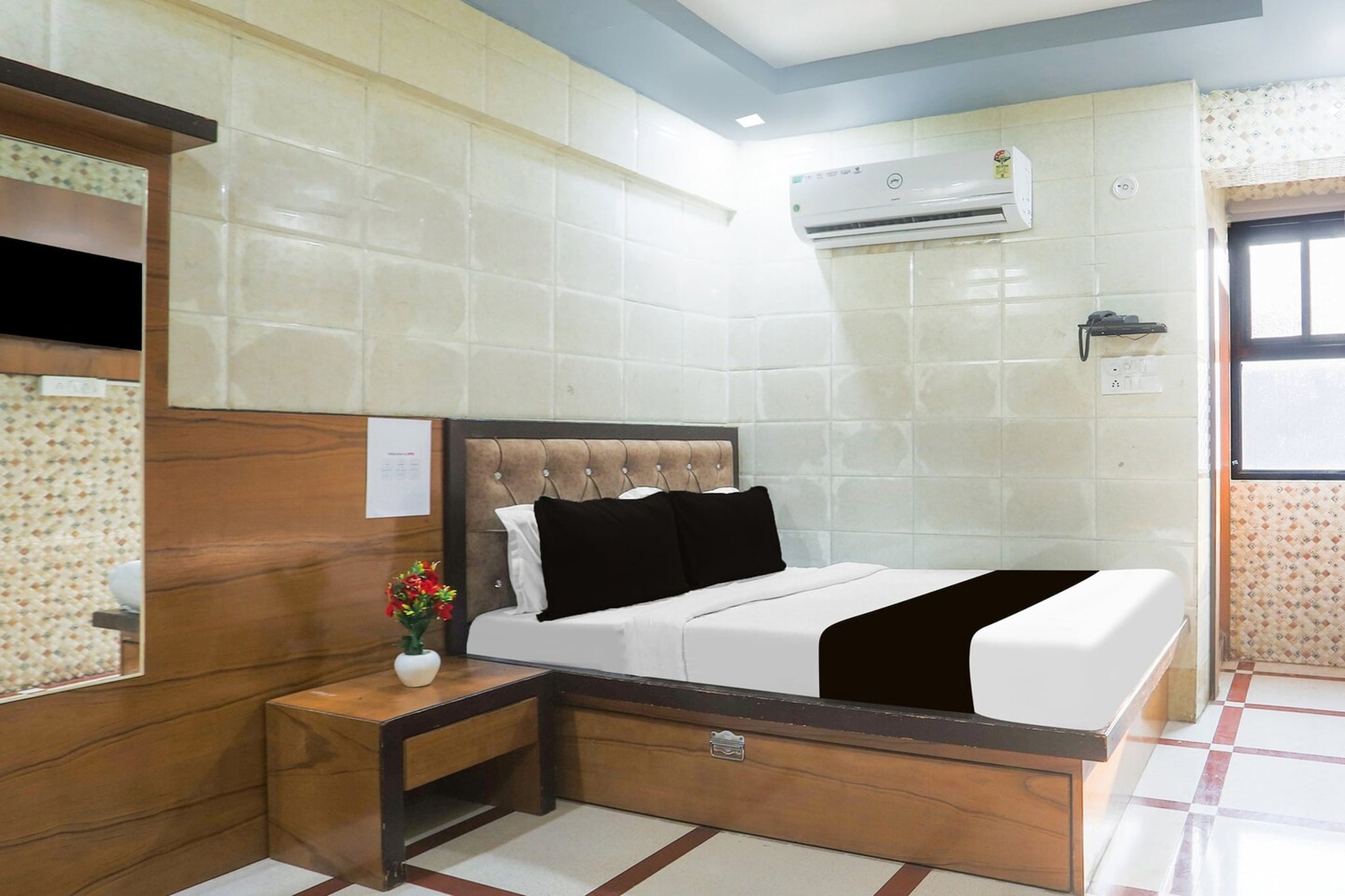 Ground floor: (bedroom(double bed, TV, seating area, air conditioning, Towels incl., telephone), bathroom(bathtub or shower, shower, washbasin, toilet, shampoo, body soap, hot water), Parking, lift)