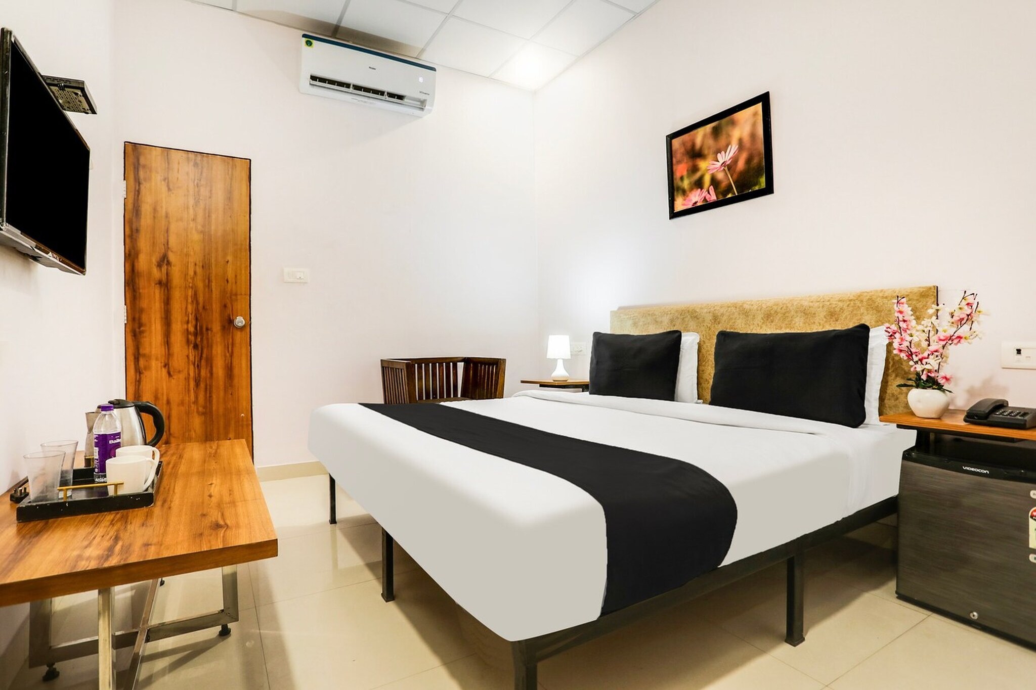 Comfortable Accommodations: Super Hotel O Pardi in Nagpur offers 4-star comfort with free WiFi throughout the property. Guests enjoy air-conditioned rooms with private bathrooms, fireplaces, work desks, and seating areas.
Convenient Facilities: The hotel features a lounge, lift, 24-hour front desk, housekeeping service, electric vehicle charging station, family rooms, and room service. Free on-site parking is available for all visitors.
Prime Location: Located 17 km from Dr. Babasaheb Ambedkar International Airport, the hotel is near Vidarbha Cricket Association Stadium (11 km), Shri Swaminarayan Temple (7 km), and Nagpur Railway Station (10 km). Guests appreciate the attentive staff and room cleanliness.
We’re sorry, but we are unable to accommodate unmarried couples at this property.
We’re sorry, but guests with local ID proof are not welcome at this property.
Apologies, but we are currently unable to host foreign nationals at this property.
Early Check-In Policy: A full day’s room rate will be charged for check-ins before 6:00 AM. Complimentary early check-in is available between 6:00 AM and 10:00 AM, subject to room availability.
Check-in is only available to guests aged 18 and above. Please provide a government-issued ID to confirm your age.