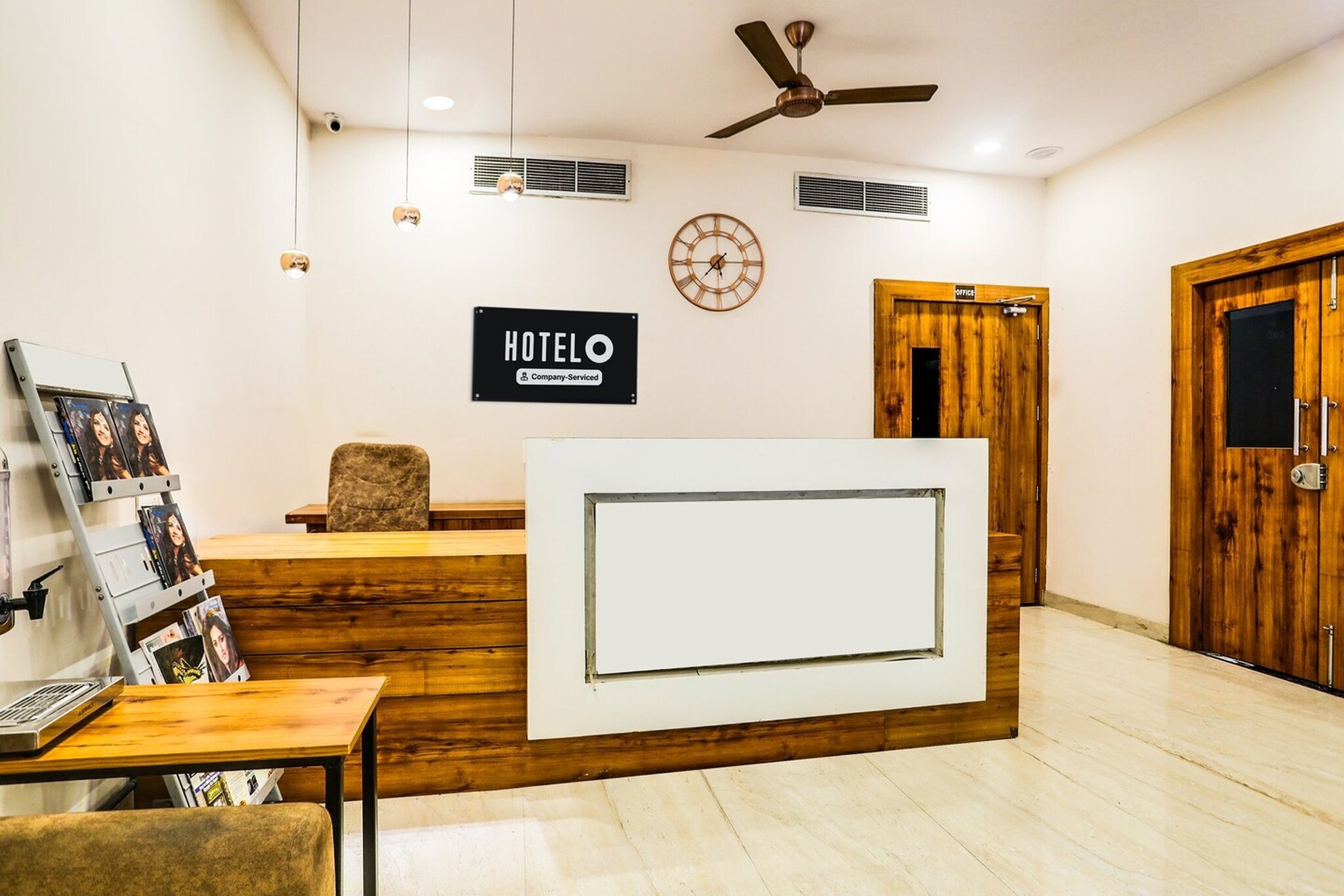 Ground floor: (bedroom(double bed, TV, seating area, air conditioning, Towels incl., telephone), bathroom(bathtub or shower, shower, washbasin, toilet, shampoo, body soap, hot water), lift)