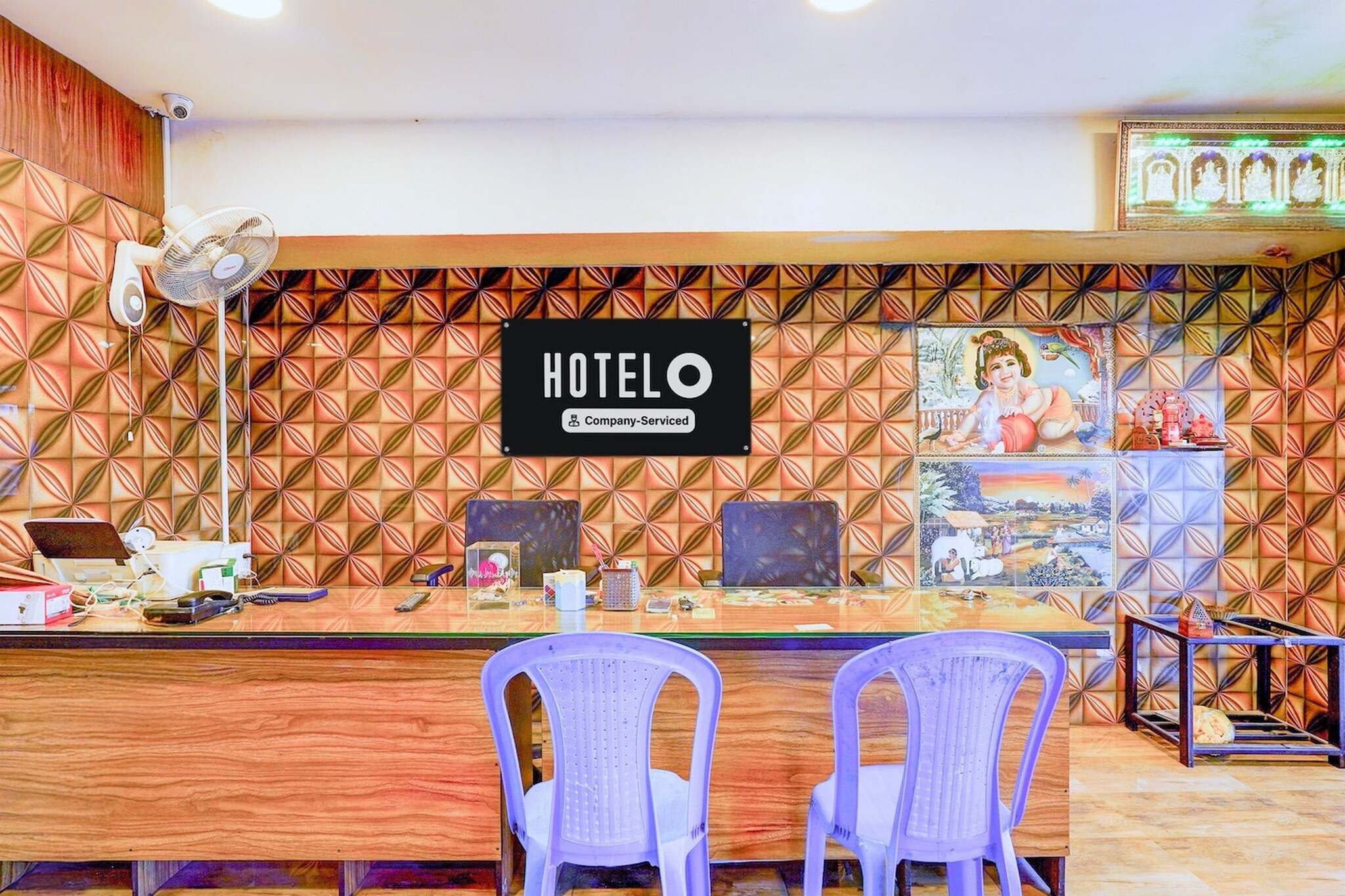 Ground floor: (bedroom(double bed, TV, seating area, air conditioning, Towels incl., telephone), bathroom(bathtub or shower, shower, washbasin, toilet, shampoo, body soap, hot water), Parking, Laundry Package for a fee)