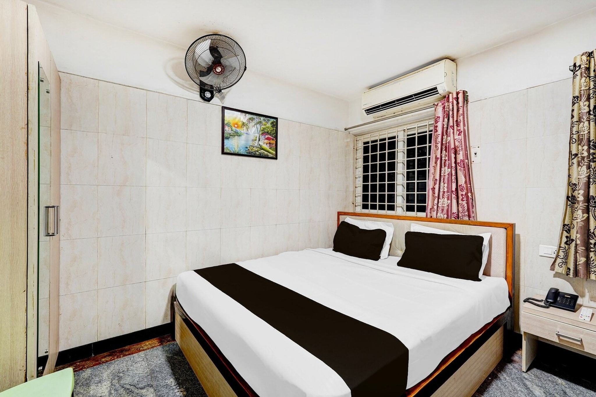Comfortable Accommodations: Super Hotel O Porur Formerly Jeya's Elite in Chennai offers family rooms with air-conditioning, private bathrooms, work desks, and seating areas. Each room includes free toiletries, a bath or shower, TV, and tiled floors.
Convenient Facilities: Guests enjoy a lounge, lift, 24-hour front desk, housekeeping service, room service, and luggage storage. The hotel provides an à la carte breakfast and offers English and Hindi at reception.
Prime Location: Located 5 km from Chennai International Airport and Chennai Trade Centre, the hotel is near St. Thomas Mount (7 km), Madras Medical College (8 km), and Anna University (10 km).
Unmarried couples are warmly welcome at this property.
Guests with local ID proof are warmly welcome.
Early Check-In Policy: A full day’s room rate will be charged for check-ins before 6:00 AM. Complimentary early check-in is available between 6:00 AM and 10:00 AM, subject to room availability.
Check-in is only available to guests aged 18 and above. Please provide a government-issued ID to confirm your age.