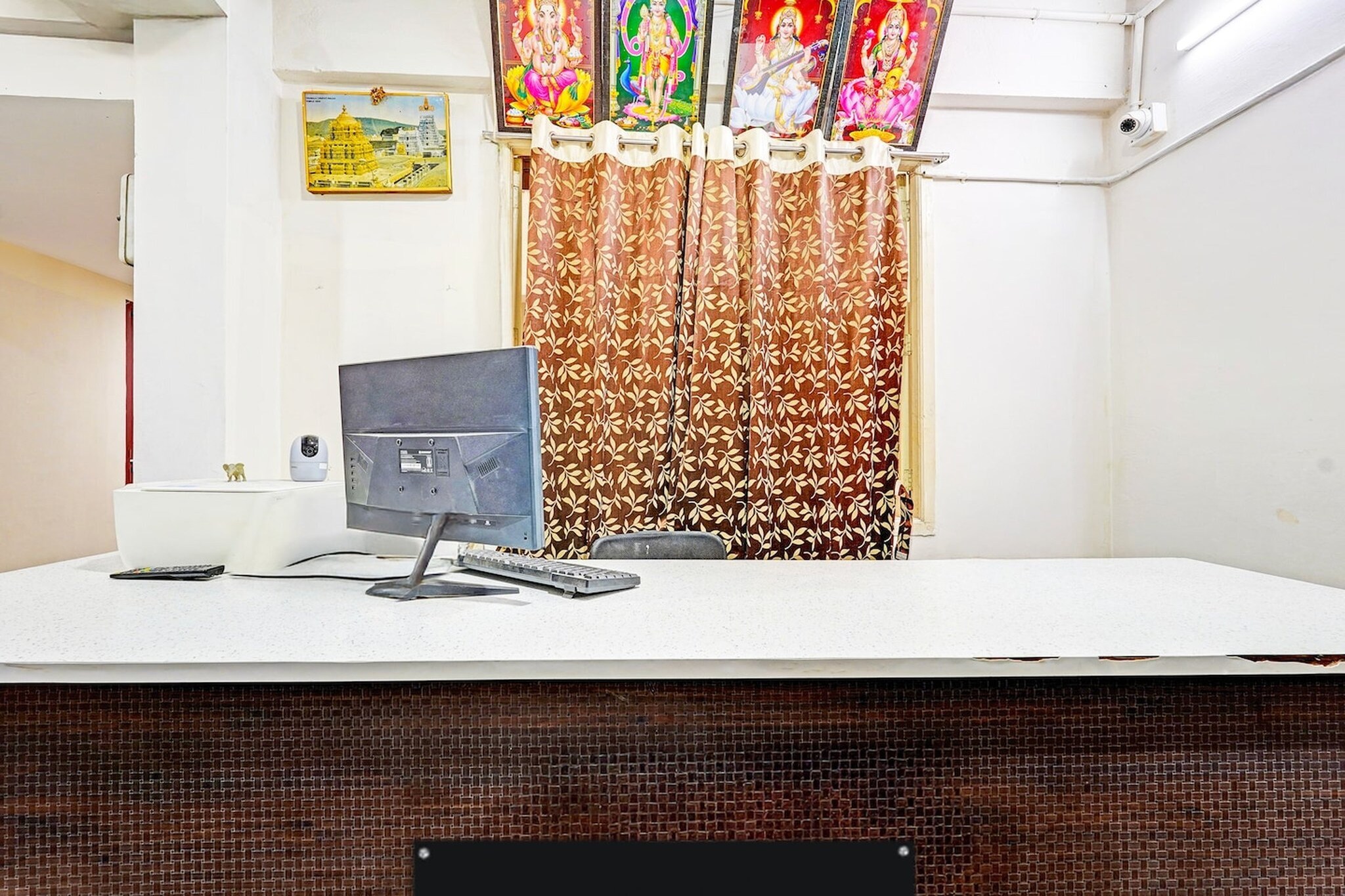 Ground floor: (bedroom(double bed, TV, seating area, air conditioning, Towels incl., telephone), bathroom(bathtub or shower, shower, washbasin, toilet, shampoo, body soap, hot water), Parking, lift)