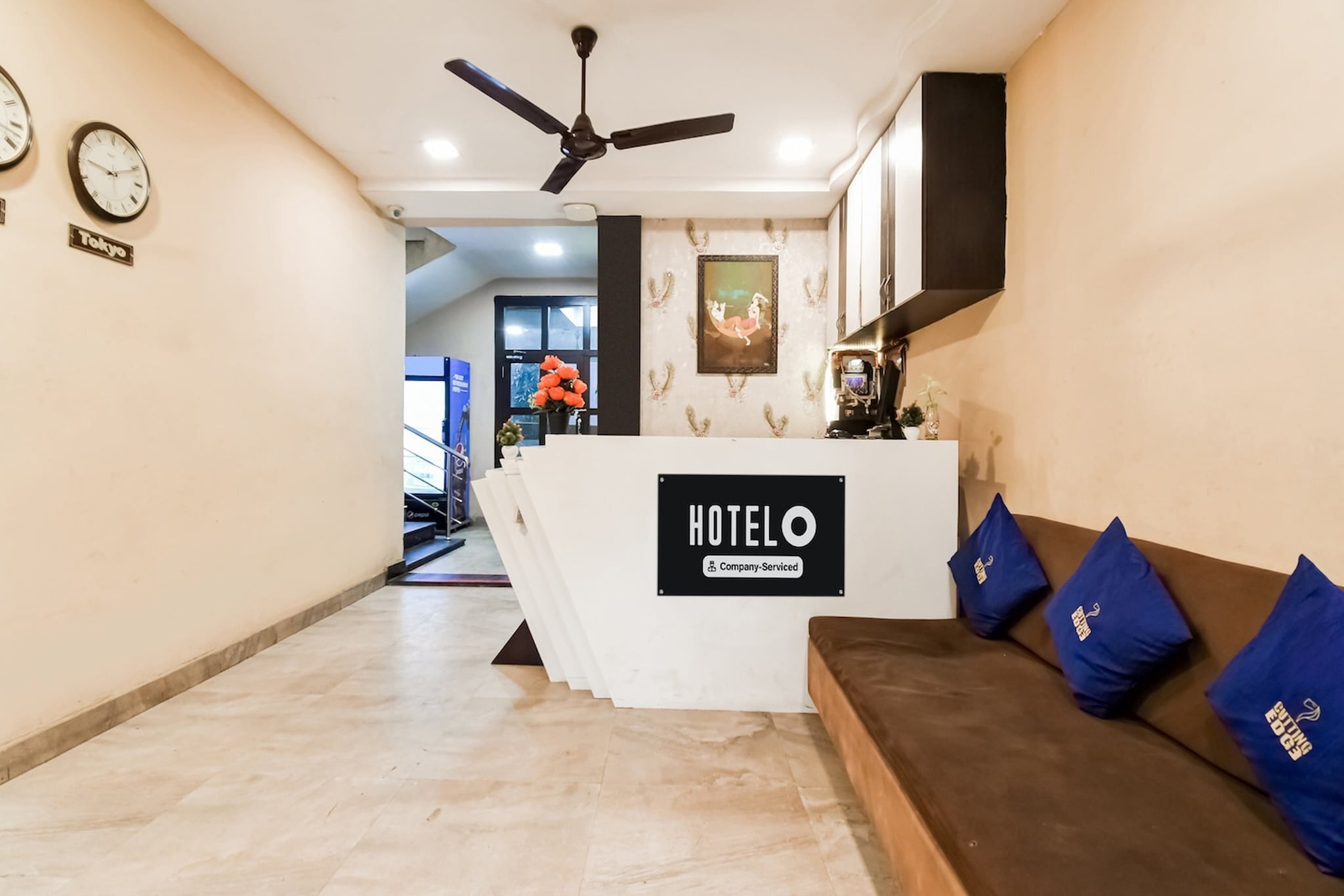 Ground floor: (bedroom(double bed, TV, seating area, air conditioning, Towels incl., telephone), bathroom(bathtub or shower, shower, washbasin, toilet, shampoo, body soap, hot water), Parking, lift)