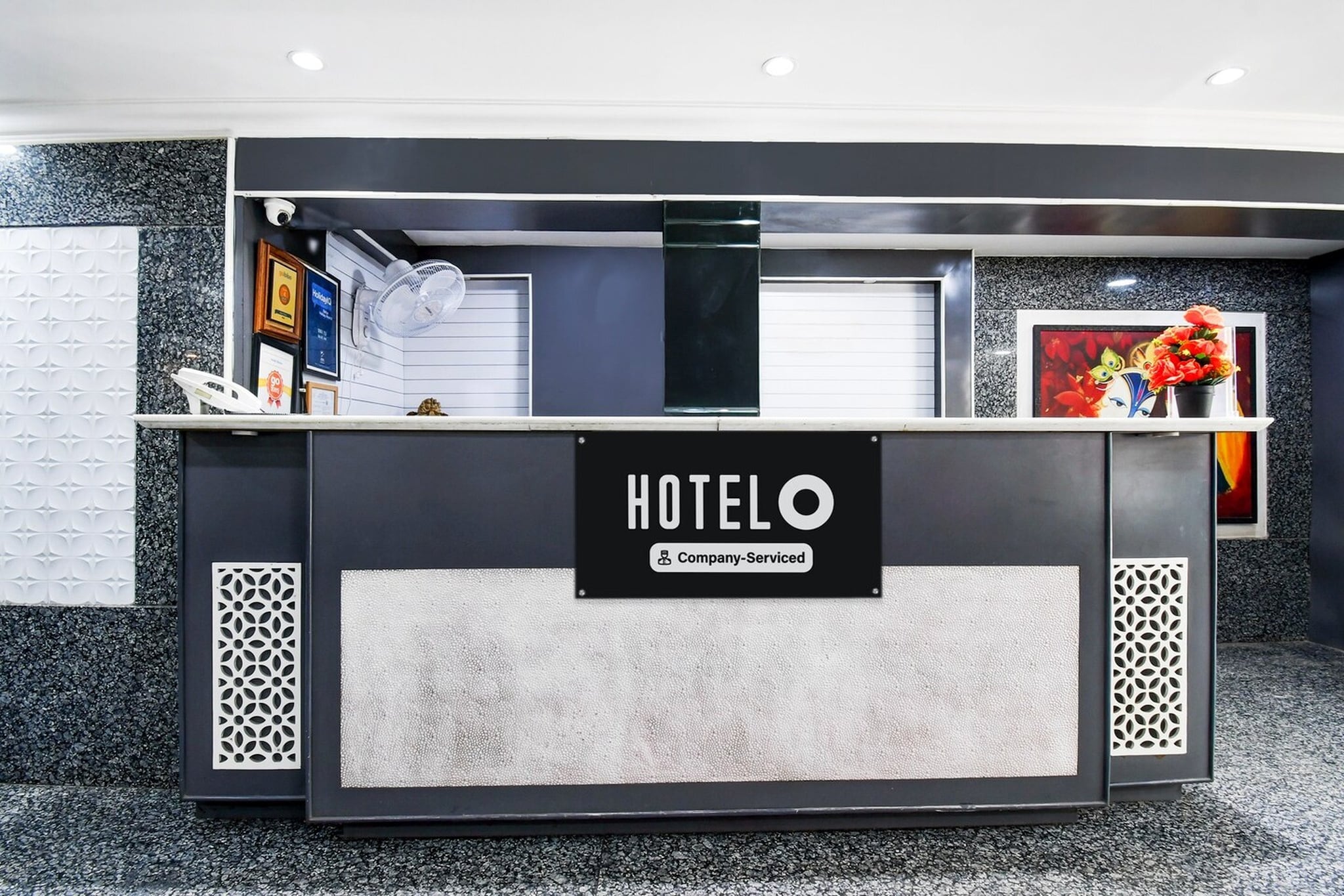 Ground floor: (bedroom(double bed, TV, seating area, air conditioning, Towels incl., telephone), bathroom(bathtub or shower, shower, washbasin, toilet, shampoo, body soap, hot water), Parking)