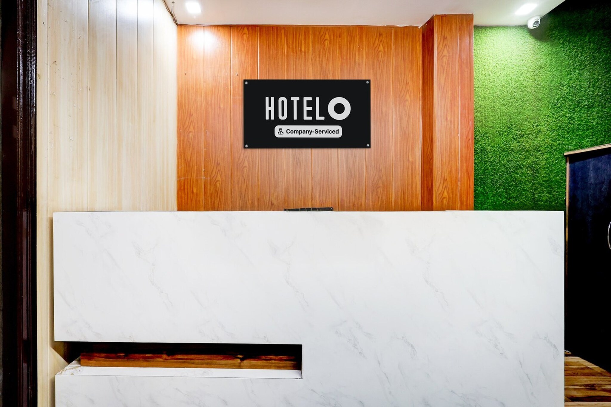 Ground floor: (bedroom(double bed, TV, seating area, air conditioning, Towels incl., telephone), bathroom(bathtub or shower, shower, washbasin, toilet, shampoo, body soap, hot water), Parking)