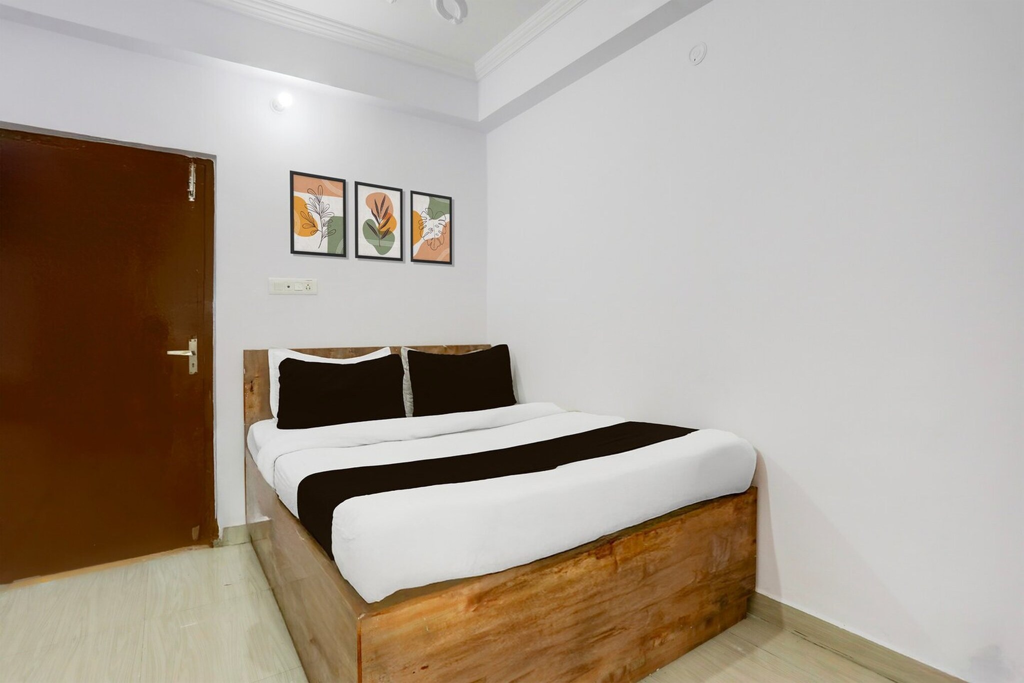 Comfortable Accommodation: Hotel O Rajeev Nagar in Patna offers family rooms with air-conditioning, private bathrooms, walk-in showers, and free toiletries. Each room includes a work desk, seating area, TV, and wardrobe.
Convenient Facilities: Guests benefit from a 24-hour front desk, room service, and a comfortable seating area. The hotel provides a welcoming environment with tiled floors and a dressing room.
Prime Location: Located 6 km from Jay Prakash Narayan Airport and Patna Railway Station, the hotel is situated on Rajiv Nagar Road Number 14. Nearby attractions include Nageshwar and Patna.
Unmarried couples are warmly welcome at this property.
Guests with local ID proof are warmly welcome.
Early Check-In Policy: A full day’s room rate will be charged for check-ins before 6:00 AM. Complimentary early check-in is available between 6:00 AM and 10:00 AM, subject to room availability.
Check-in is only available to guests aged 18 and above. Please provide a government-issued ID to confirm your age.