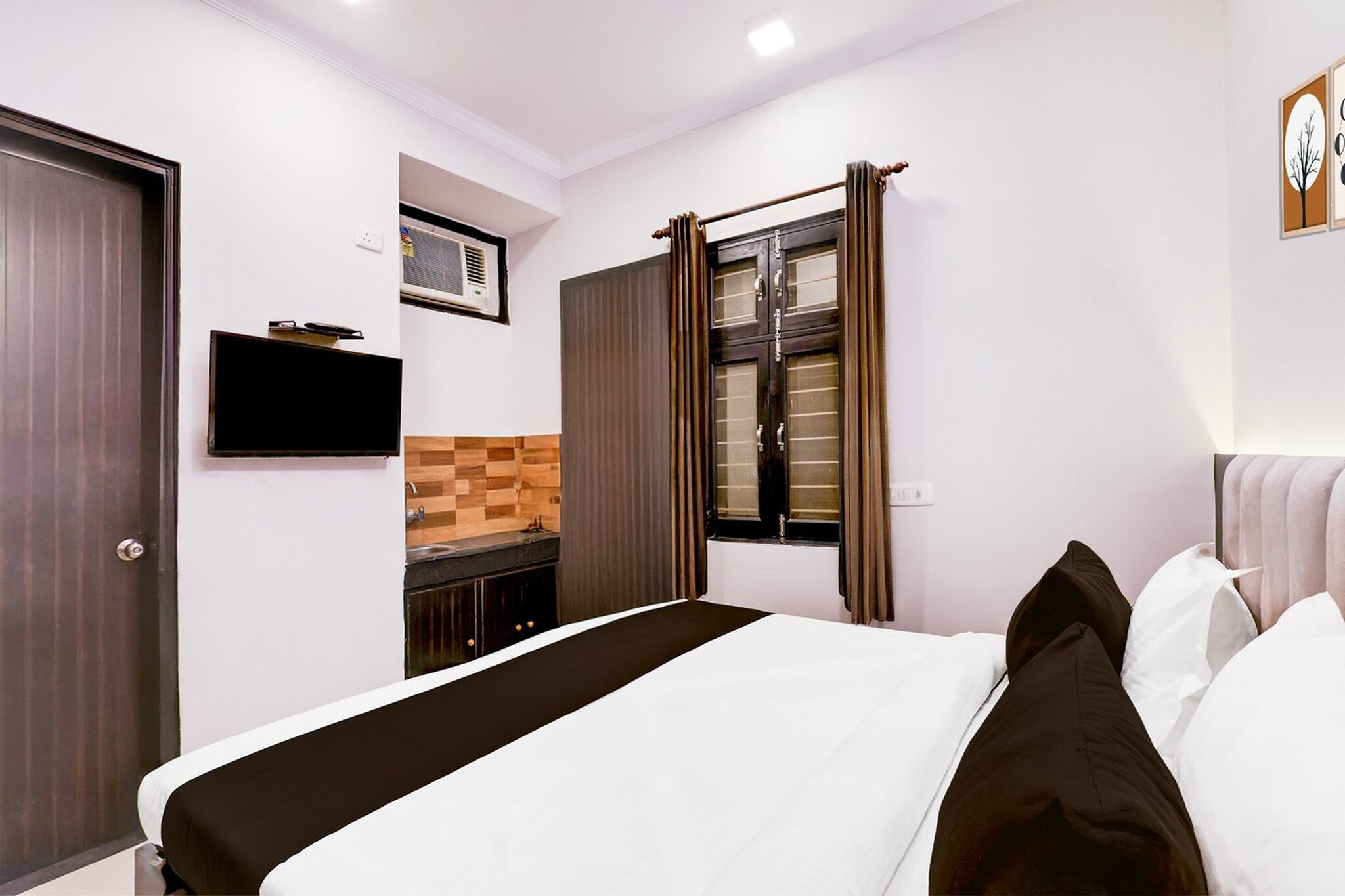 Comfortable Accommodations: Super Hotel O Rangpuri Mahipalpur in Delhi offers family rooms with air-conditioning, private bathrooms, work desks, and seating areas. Each room includes free toiletries, bath or shower, TV, tiled floors, and a wardrobe.
Essential Facilities: Guests enjoy free WiFi throughout the property, a lift, 24-hour front desk, housekeeping service, room service, and luggage storage. The hotel provides a continental breakfast each morning.
Convenient Location: Located 6 km from Delhi International Airport, the hotel is near attractions such as MG Road and Qutub Minar, each 10 km away. Other points of interest include Lodhi Gardens and Rashtrapati Bhavan, each 16 km distant.
Unmarried couples are warmly welcome at this property.
Guests with local ID proof are warmly welcome.
Early Check-In Policy: A full day’s room rate will be charged for check-ins before 6:00 AM. Complimentary early check-in is available between 6:00 AM and 10:00 AM, subject to room availability.
Check-in is only available to guests aged 18 and above. Please provide a government-issued ID to confirm your age.