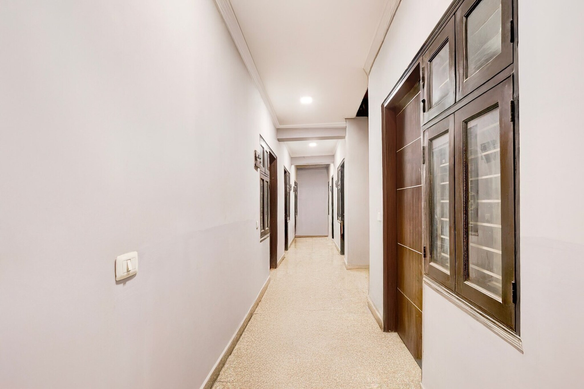 Ground floor: (bedroom(double bed, TV, seating area, air conditioning, Towels incl., telephone), bathroom(bathtub or shower, shower, washbasin, toilet, shampoo, body soap, hot water), Parking, lift)