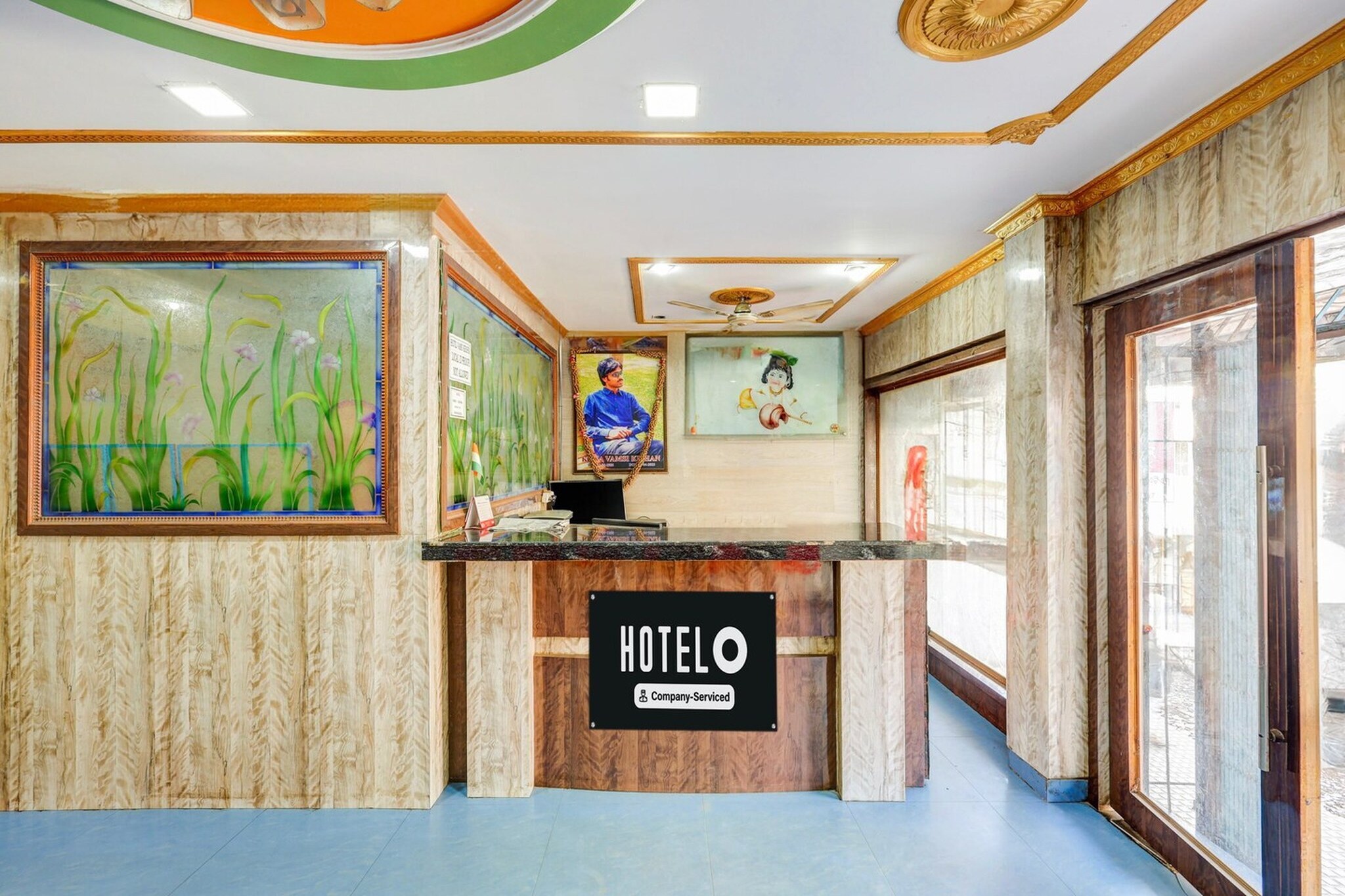Ground floor: (bedroom(double bed, TV, seating area, fridge, air conditioning, Towels incl., telephone), bathroom(bathtub or shower, shower, washbasin, toilet, shampoo, body soap, hot water), parking)
