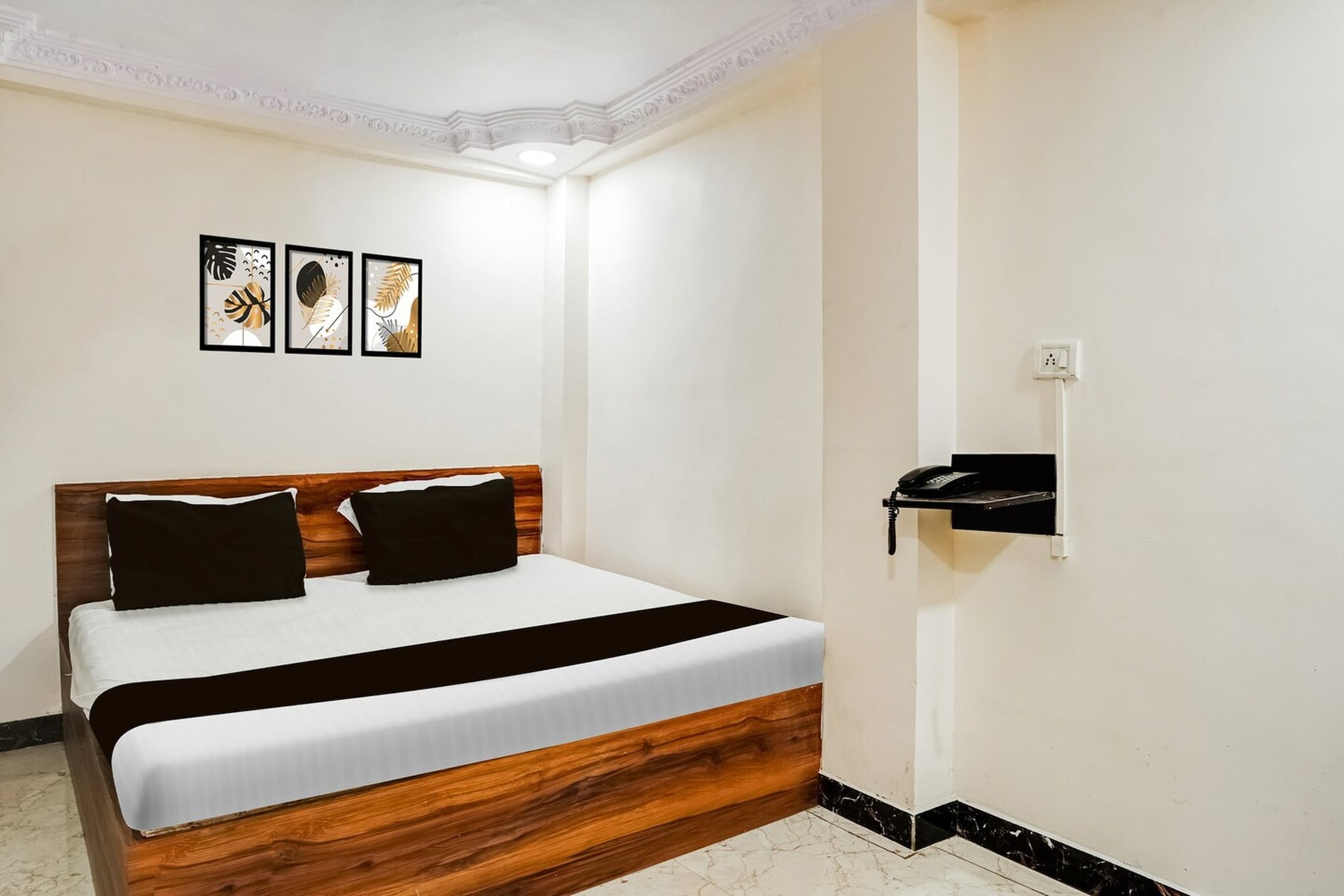 Ground floor: (bedroom(double bed, TV, seating area, air conditioning, Towels incl., telephone), bathroom(bathtub or shower, shower, washbasin, toilet, shampoo, body soap, hot water), Parking, Laundry Package for a fee)