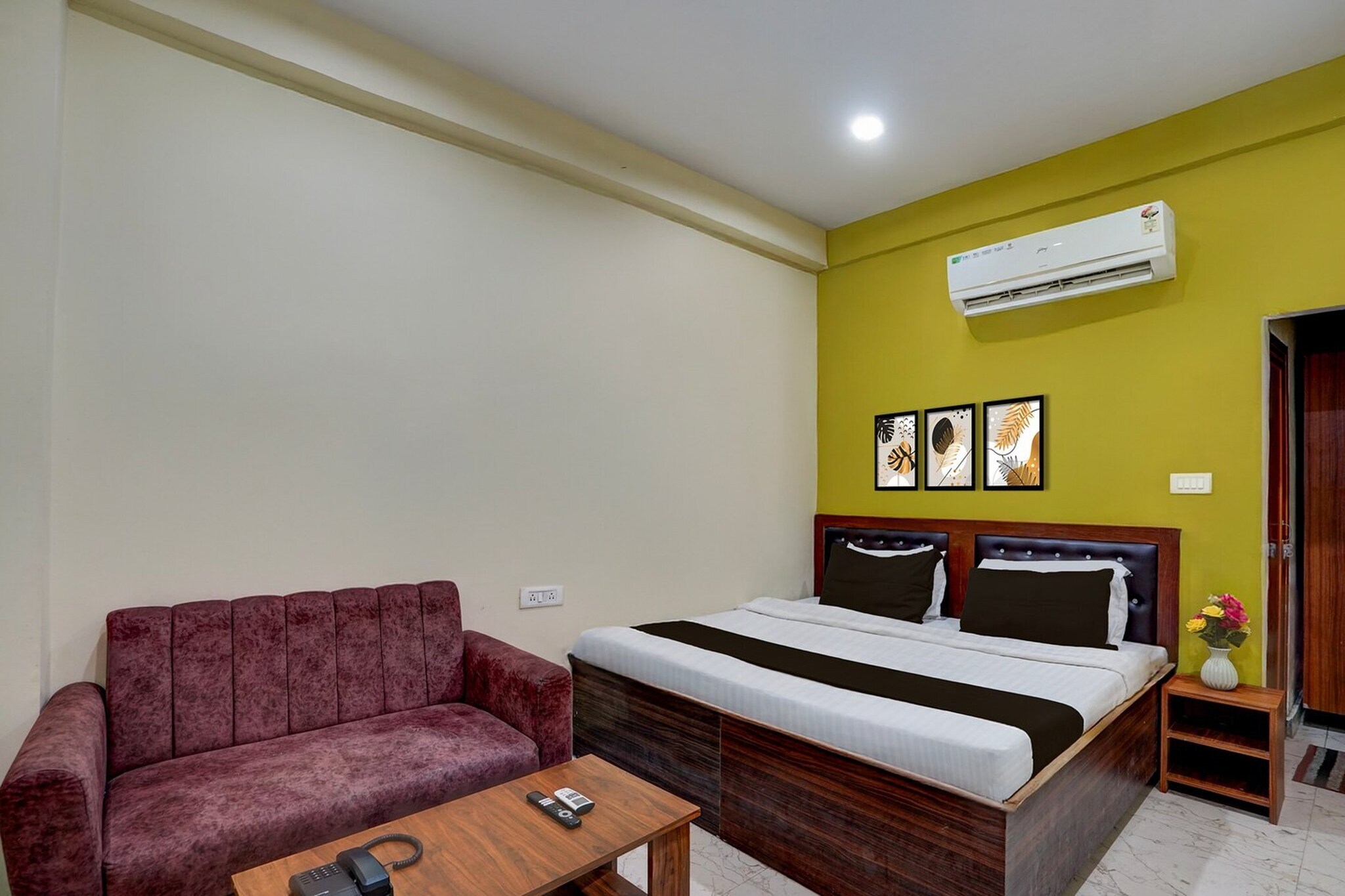 Comfortable Accommodations: Super Hotel O Samne Ghat in Varanasi offers 4-star comfort with free WiFi throughout the property. Guests enjoy air-conditioned rooms with private bathrooms, work desks, and seating areas.

Convenient Facilities: The hotel features a lift, 24-hour front desk, housekeeping service, family rooms, and room service. Additional amenities include free toiletries, bath or shower, TV, tiled floors, and wardrobes.

Prime Location: Located 32 km from Lal Bahadur Shastri International Airport, the hotel is near Sri Sankata Mochan Hanuman Temple (2 km), Assi Ghat (3 km), and Banaras Hindu University (3 km). Other attractions include Harishchandra Ghat and Kashi Vishwanath Temple, each 6 km away.

Unmarried couples are warmly welcome at this property.
Guests with local ID proof are warmly welcome.

Early Check-In Policy: A full day’s room rate will be charged for check-ins before 6:00 AM. 
Complimentary early check-in is available between 6:00 AM and 10:00 AM, subject to room availability.

Check-in is only available to guests aged 18 and above. Please provide a government-issued ID to confirm your age.