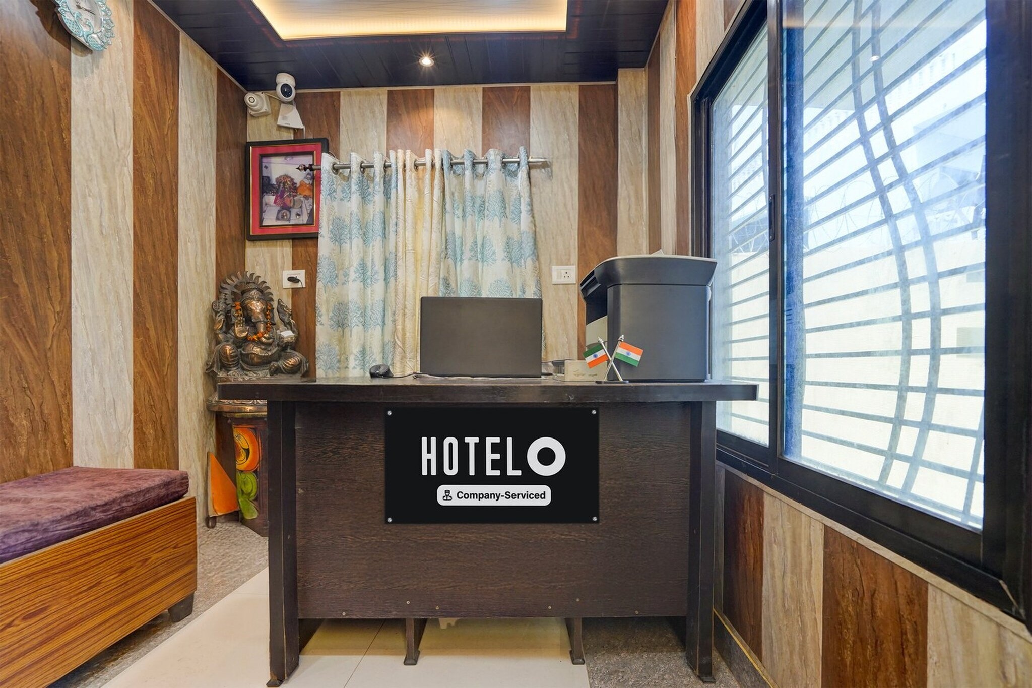 Ground floor: (bedroom(double bed, TV, seating area, air conditioning, Towels incl., telephone), bathroom(bathtub or shower, shower, washbasin, toilet, shampoo, body soap, hot water), Parking)