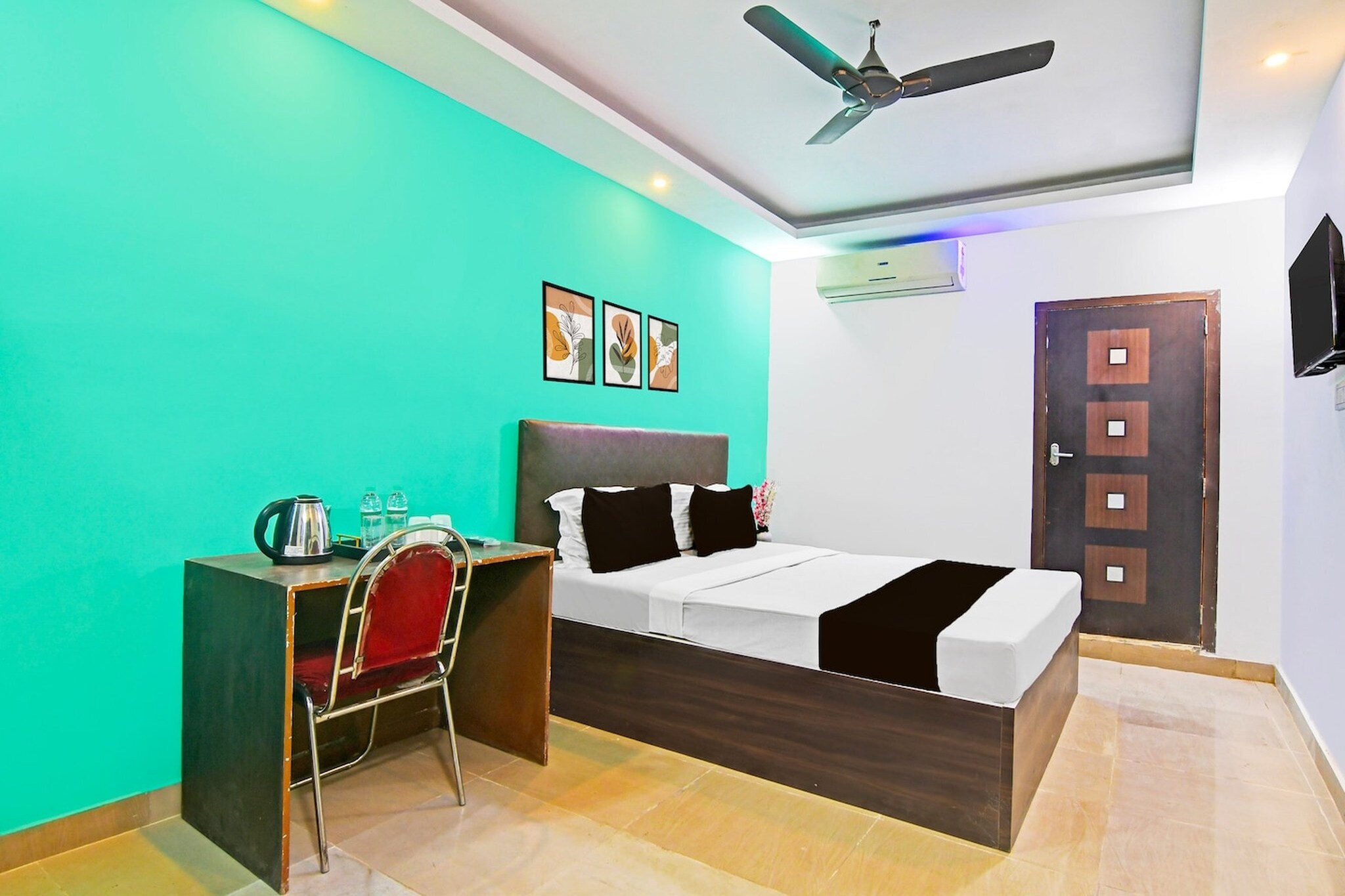 Set within 7.2 km of Howrah Railway Station and 9.1 km of Nandan, Super Hotel O Santragachi Junction Formerly Hotel Shubra offers rooms with air conditioning and a private bathroom in Kolkata. This 3-star hotel offers room service, a 24-hour front desk and free WiFi. The hotel features family rooms.
The units at the hotel come with a seating area, a flat-screen TV with satellite channels and a private bathroom with free toiletries and a shower. All units feature a desk.
Guests at Super Hotel O Santragachi Junction Formerly Hotel Shubra can enjoy a continental breakfast.
Indian Museum is 10 km from the accommodation, while Victoria Memorial is 10 km away. Netaji Subhash Chandra Bose International Airport is 22 km from the property.
Unmarried couples are warmly welcome at this property.
Guests with local ID proof are warmly welcome.
Early Check-In Policy: A full day’s room rate will be charged for check-ins before 6:00 AM.
Complimentary early check-in is available between 6:00 AM and 10:00 AM, subject to room availability.
Check-in is only available to guests aged 18 and above. Please provide a government-issued ID to confirm your age.