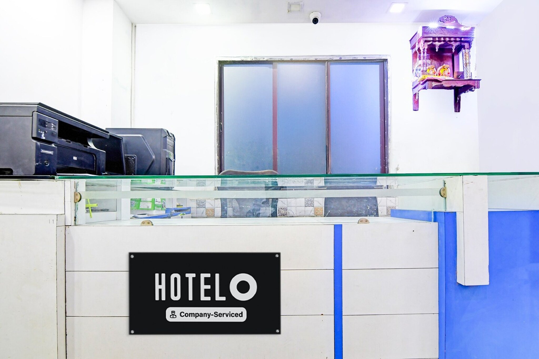 Ground floor: (bedroom(double bed, TV, seating area, air conditioning, Towels incl., telephone), bathroom(bathtub or shower, shower, washbasin, toilet, shampoo, body soap, hot water), Parking)