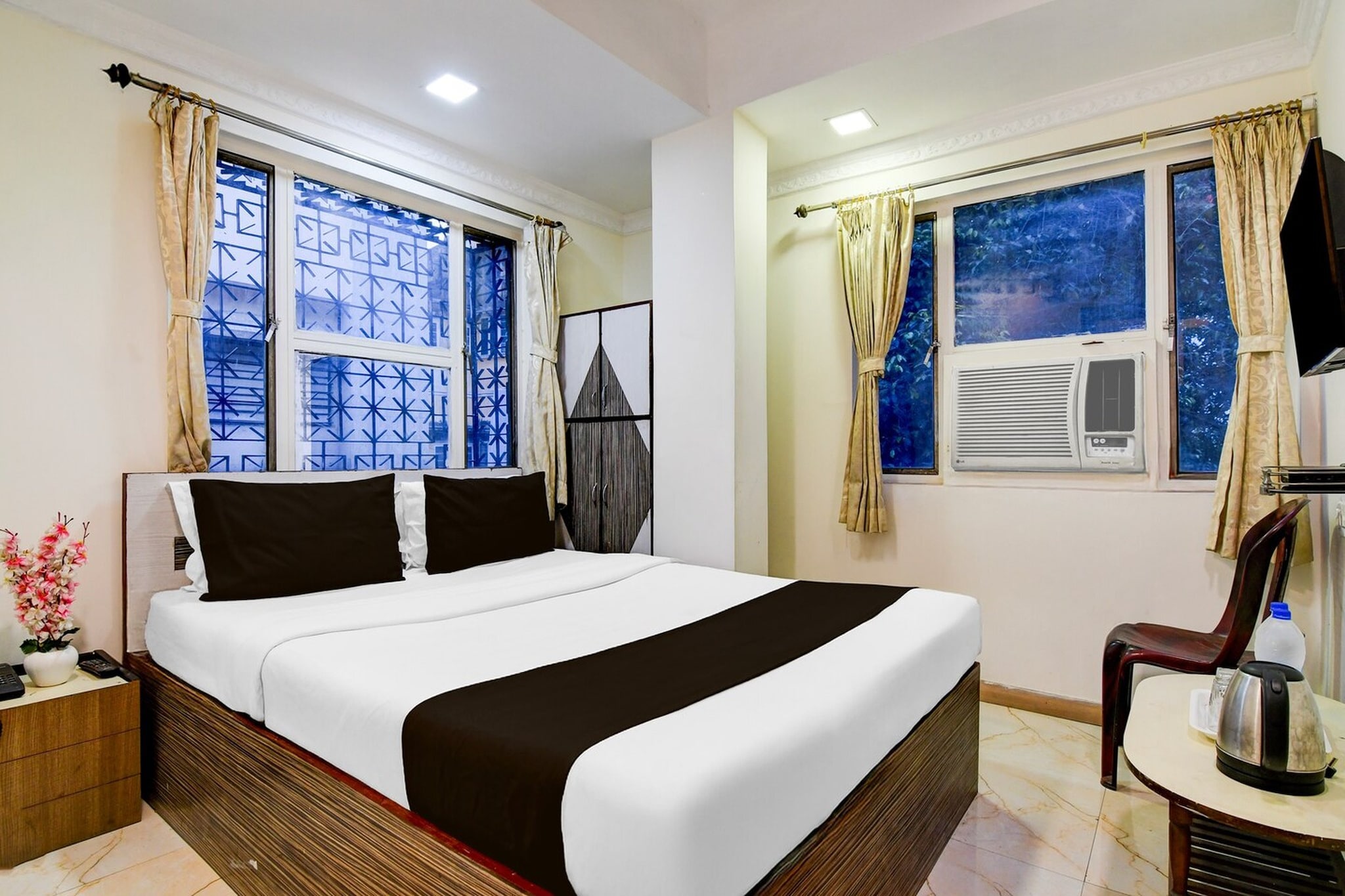 Comfortable Accommodations: Super Hotel O Sarat Bose Road in Kolkata offers family rooms with air-conditioning, TV, and free WiFi throughout the property. Each room includes a private bathroom and essential amenities for a pleasant stay.

Dining Experience: The family-friendly restaurant serves Indian cuisine for lunch and dinner. Guests can enjoy an Ã  la carte breakfast each morning. The on-site restaurant provides a relaxed and welcoming atmosphere for meals.

Convenient Facilities: The hotel features a lounge, lift, 24-hour front desk, shared kitchen, and meeting rooms. Free on-site private parking is available for guests. Additional services include room service and a shared kitchen.

Prime Location: Located 18 km from Netaji Subhash Chandra Bose International Airport.

Unmarried couples are warmly welcome at this property.
Weâ€™re sorry, but guests with local ID proof are not welcome at this property.
Apologies, but we are currently unable to host foreign nationals at this property.
Early Check-In Policy: A full dayâ€™s room rate will be charged for check-ins before 6:00 AM. 
Complimentary early check-in is available between 6:00 AM and 10:00 AM, subject to room availability.

Check-in is only available to guests aged 18 and above. Please provide a government-issued ID to confirmÂ yourÂ age.