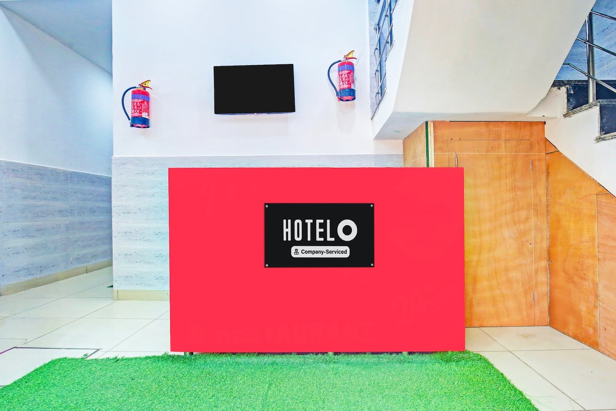 Ground floor: (bedroom(double bed, TV, seating area, air conditioning, Towels incl., telephone), bathroom(bathtub or shower, shower, washbasin, toilet, shampoo, body soap, hot water), Parking)