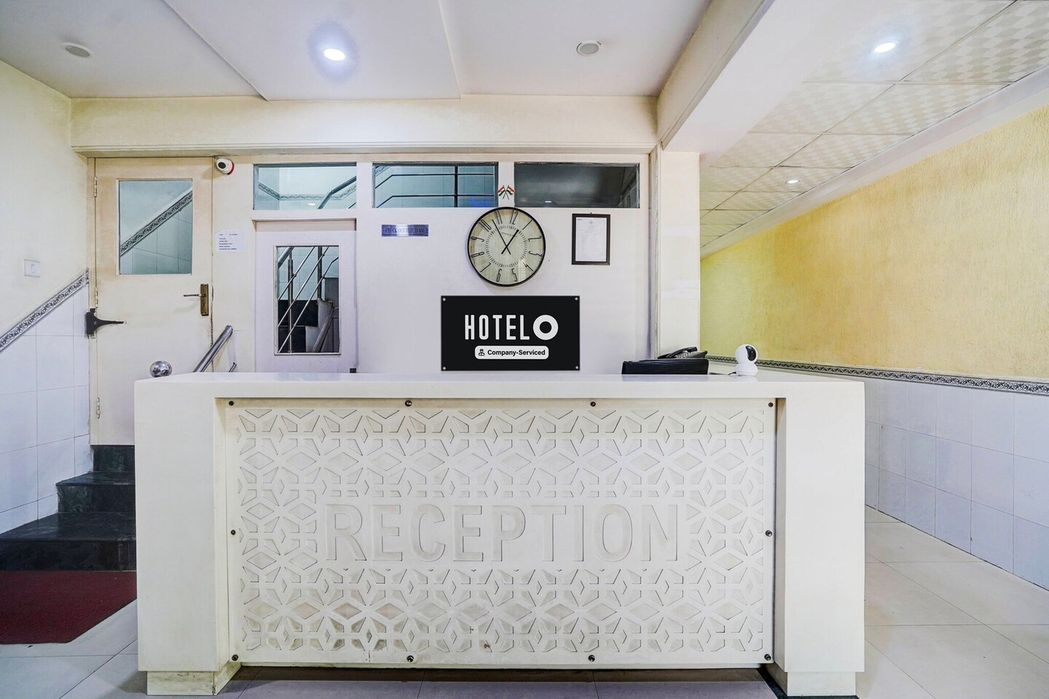 Ground floor: (bedroom(double bed, TV, seating area, air conditioning, Towels incl., telephone), bathroom(bathtub or shower, shower, washbasin, toilet, shampoo, body soap, hot water), Parking)