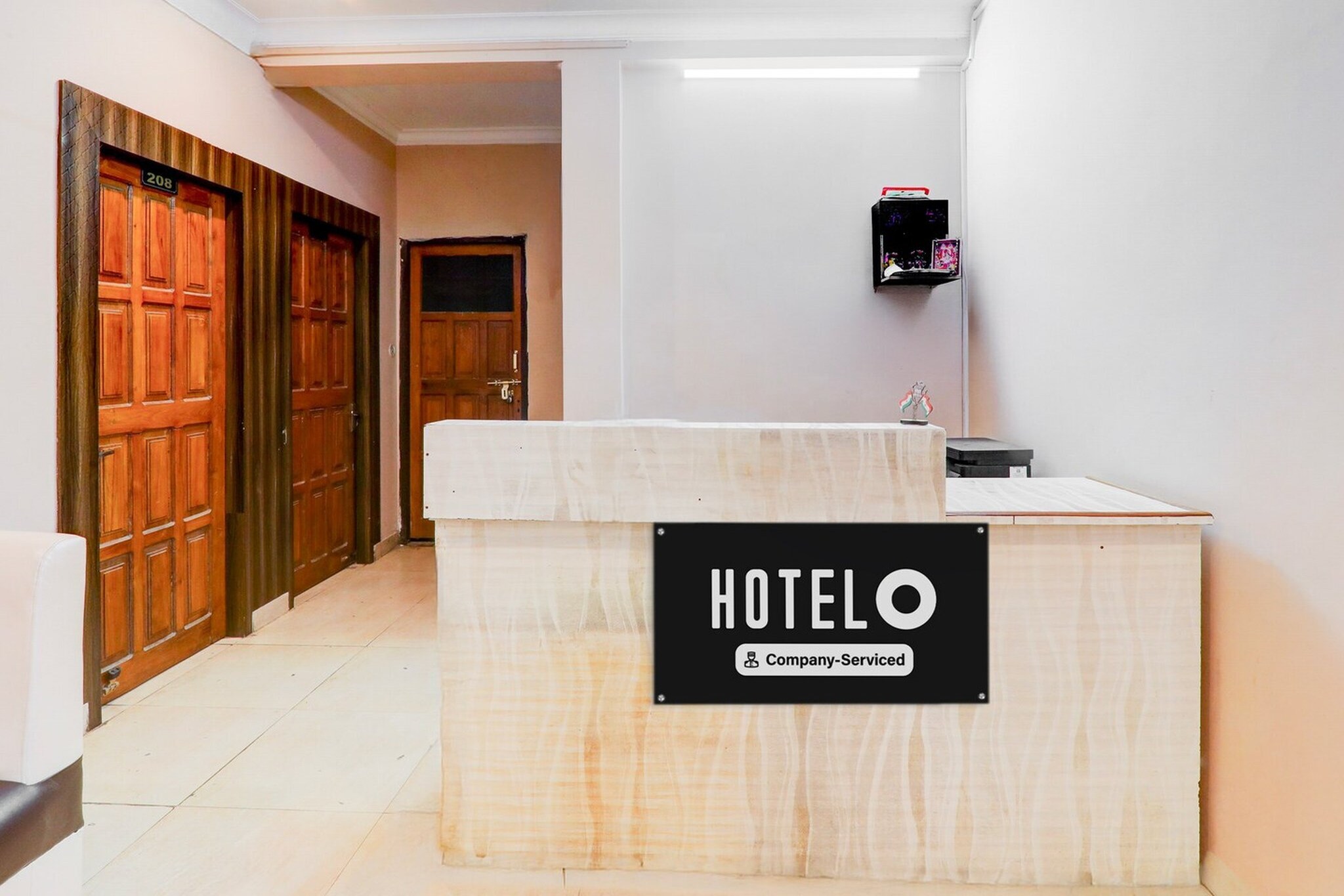 Ground floor: (bedroom(double bed, TV, seating area, air conditioning, Towels incl., telephone), bathroom(bathtub or shower, shower, washbasin, toilet, shampoo, body soap, hot water), Parking)