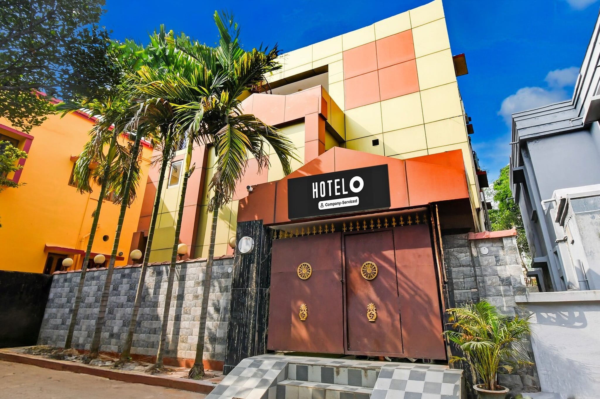 Ground floor: (bedroom(double bed, TV, seating area, air conditioning, Towels incl., telephone), bathroom(bathtub or shower, shower, washbasin, toilet, shampoo, body soap, hot water), Parking)