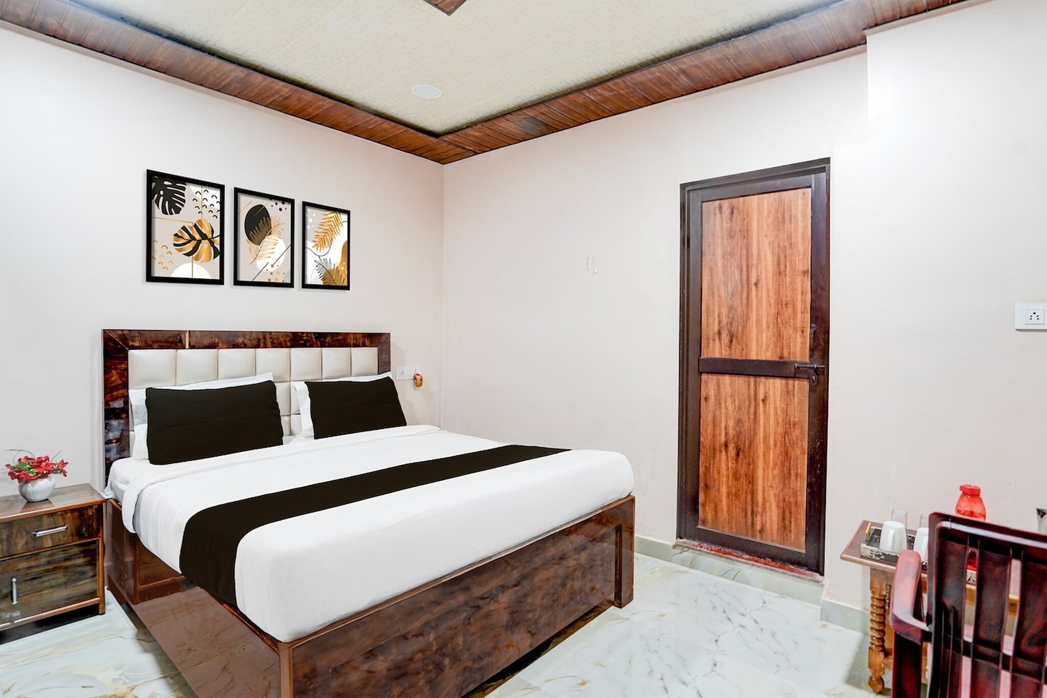 Comfortable Accommodations: Super Hotel O Tedhi Bazaar Near Ram Janambhumi in Ayodhya offers family rooms with air-conditioning, private bathrooms, bidets, free toiletries, showers, slippers, TVs, soundproofing, and electric kettles.

Essential Facilities: Guests enjoy free WiFi throughout the property, a 24-hour front desk, housekeeping service, room service, and luggage storage.

Convenient Location: Located 6 km from Ayodhya Airport, the hotel is a 13-minute walk from Ram Mandir and 7 km from Faizabad Railway Station.

Unmarried couples are warmly welcome at this property.
Guests with local ID proof are warmly welcome
Early Check-In Policy: A full day’s room rate will be charged for check-ins before 6:00 AM. Complimentary early check-in is available between 6:00 AM and 10:00 AM, subject to room availability.
Check-in is only available to guests aged 18 and above. Please provide a government-issued ID to confirm your age.
