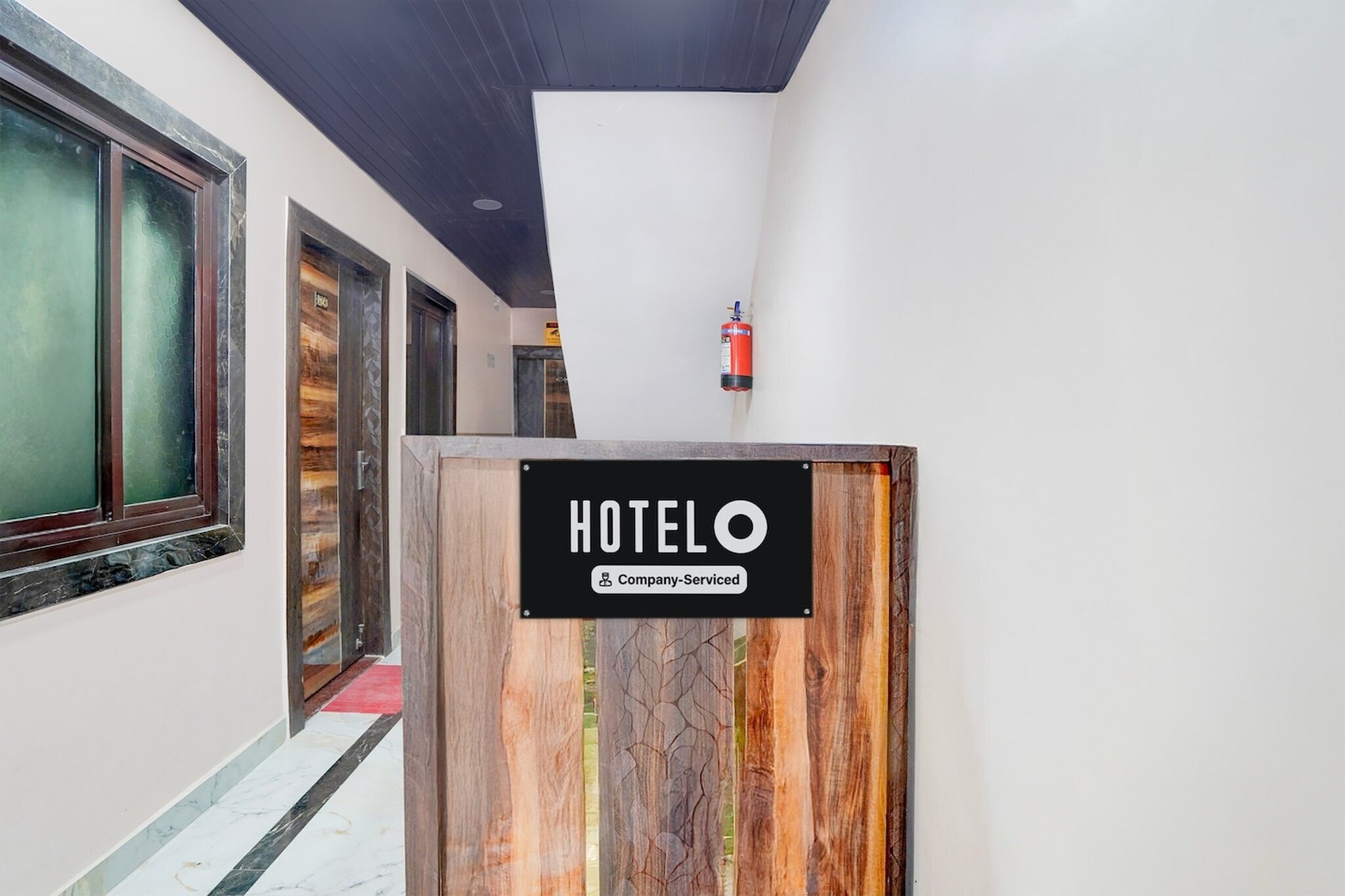 Ground floor: (bedroom(double bed, TV, seating area, air conditioning, Towels incl., telephone), bathroom(bathtub or shower, shower, washbasin, toilet, shampoo, body soap, hot water), Parking)