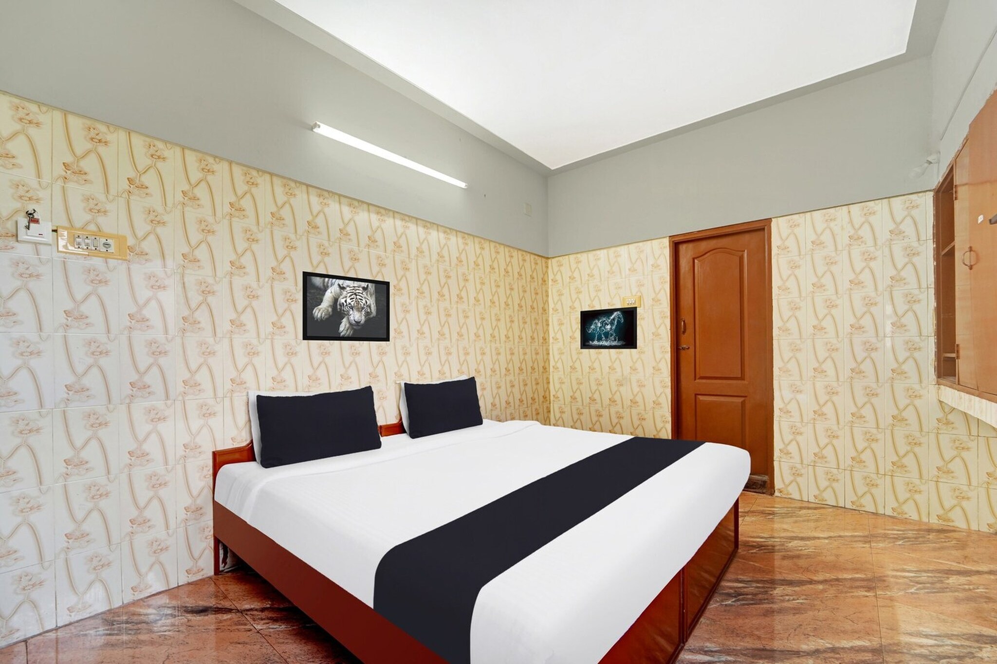 Ground floor: (bedroom(double bed, TV, seating area, air conditioning, Towels incl., telephone), bathroom(bathtub or shower, shower, washbasin, toilet, shampoo, body soap, hot water), Parking, bar)