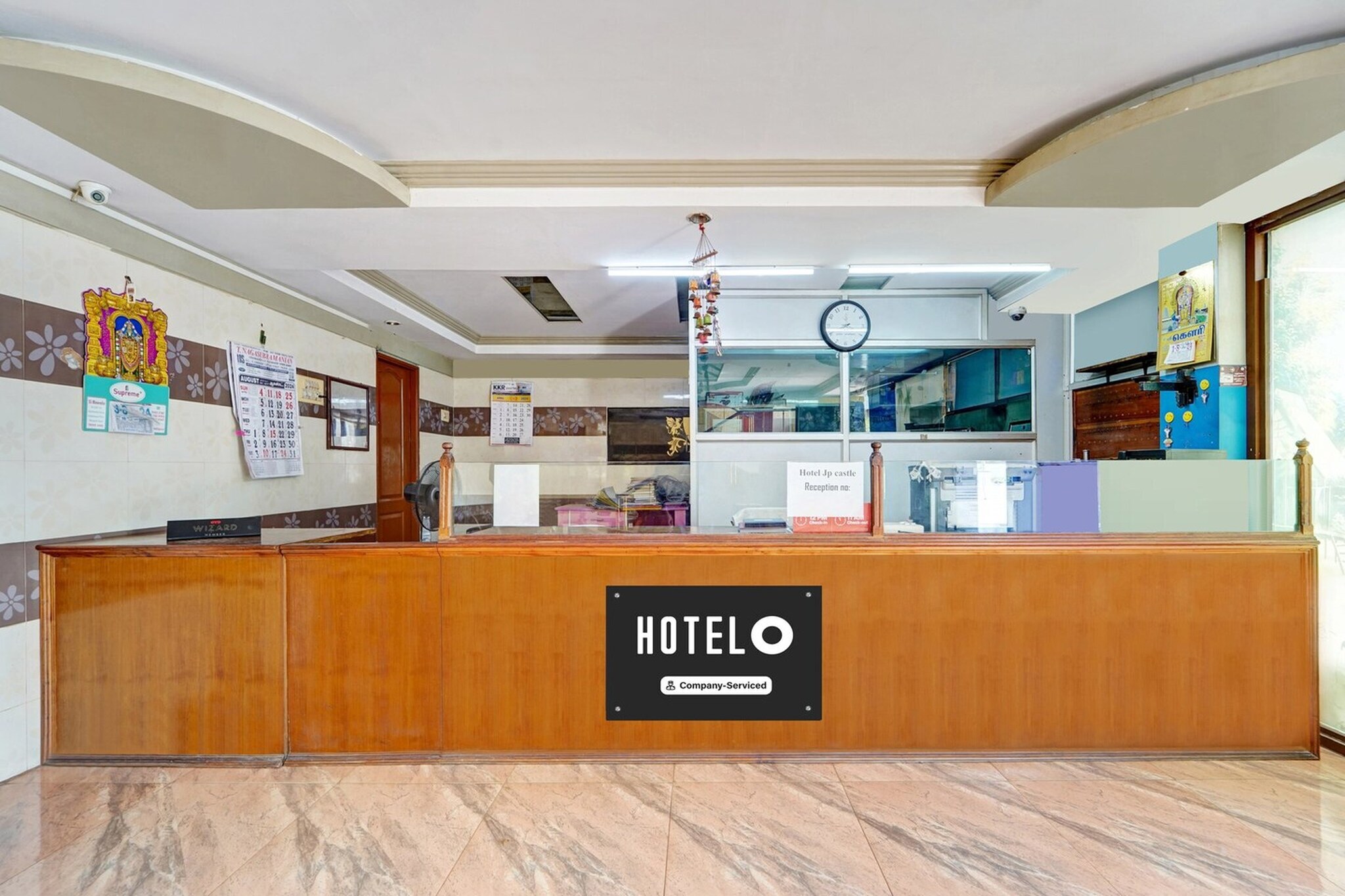 Set in Tiruppūr, 42 km from Codissia Trade Fair Complex, Super Hotel O Tiruppur Near Railway station offers air-conditioned rooms and a bar. Among the facilities at this property are room service and a 24-hour front desk, along with free WiFi throughout the property. The hotel features family rooms.
The units at the hotel come with a seating area, a flat-screen TV with satellite channels and a private bathroom with free toiletries and a bath or shower. All units feature a desk.
Coimbatore International Airport is 38 km away.
Unmarried couples are warmly welcome at this property.
Guests with local ID proof are warmly welcome.
Early Check-In Policy: A full day’s room rate will be charged for check-ins before 6:00 AM.
Complimentary early check-in is available between 6:00 AM and 10:00 AM, subject to room availability.
Check-in is only available to guests aged 18 and above. Please provide a government-issued ID to confirm your age.