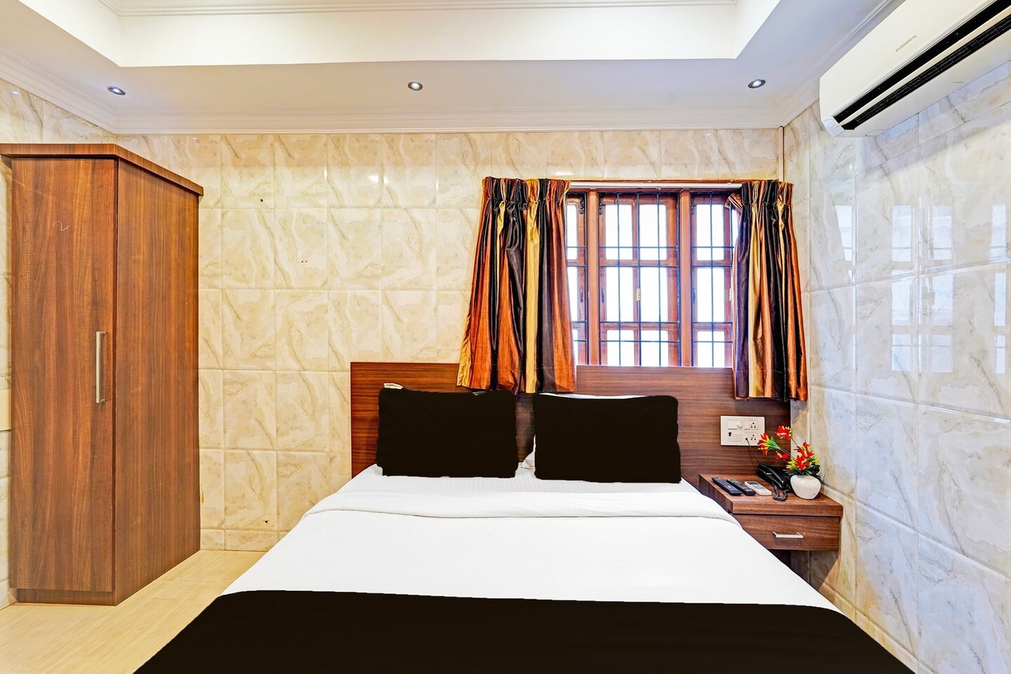 Ground floor: (bedroom(double bed, TV, seating area, air conditioning, Towels incl., telephone), bathroom(bathtub or shower, shower, washbasin, toilet, shampoo, body soap, hot water), Parking, lift)