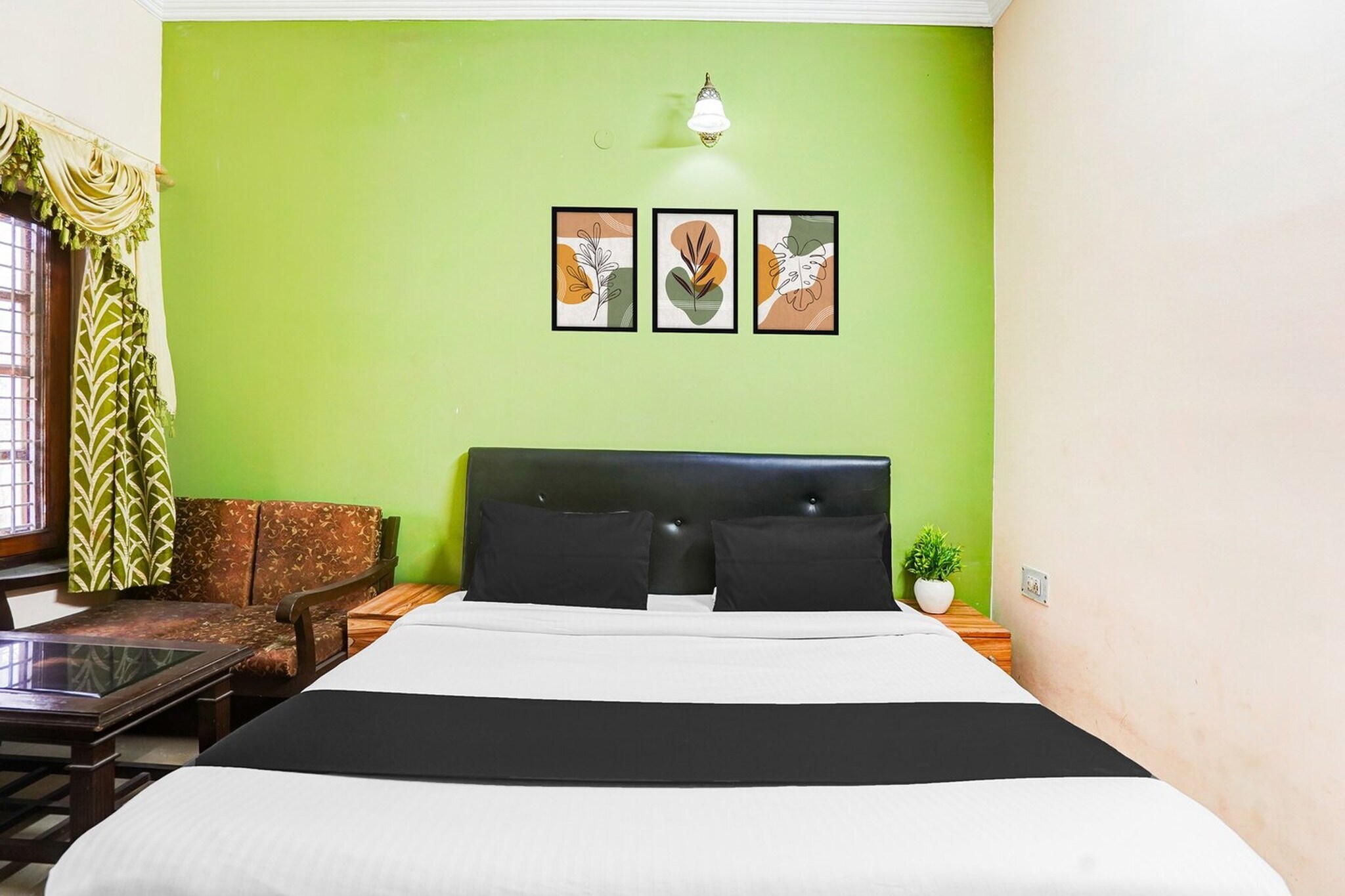 Ground floor: (bedroom(double bed, TV, seating area, air conditioning, Towels incl., telephone), bathroom(bathtub or shower, shower, washbasin, toilet, shampoo, body soap, hot water), Parking)