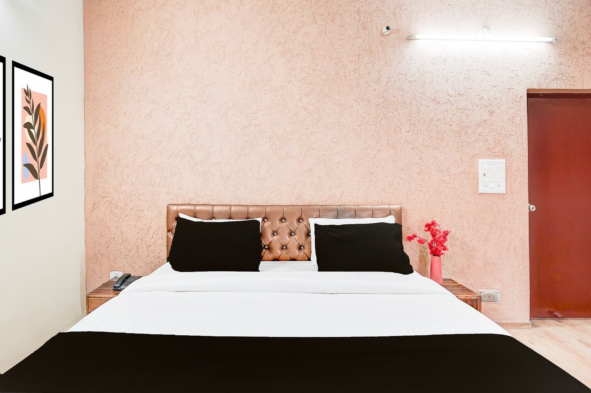 Ground floor: (bedroom(double bed, TV, seating area, air conditioning, Towels incl., telephone), bathroom(bathtub or shower, shower, washbasin, toilet, shampoo, body soap, hot water), Parking, lift)