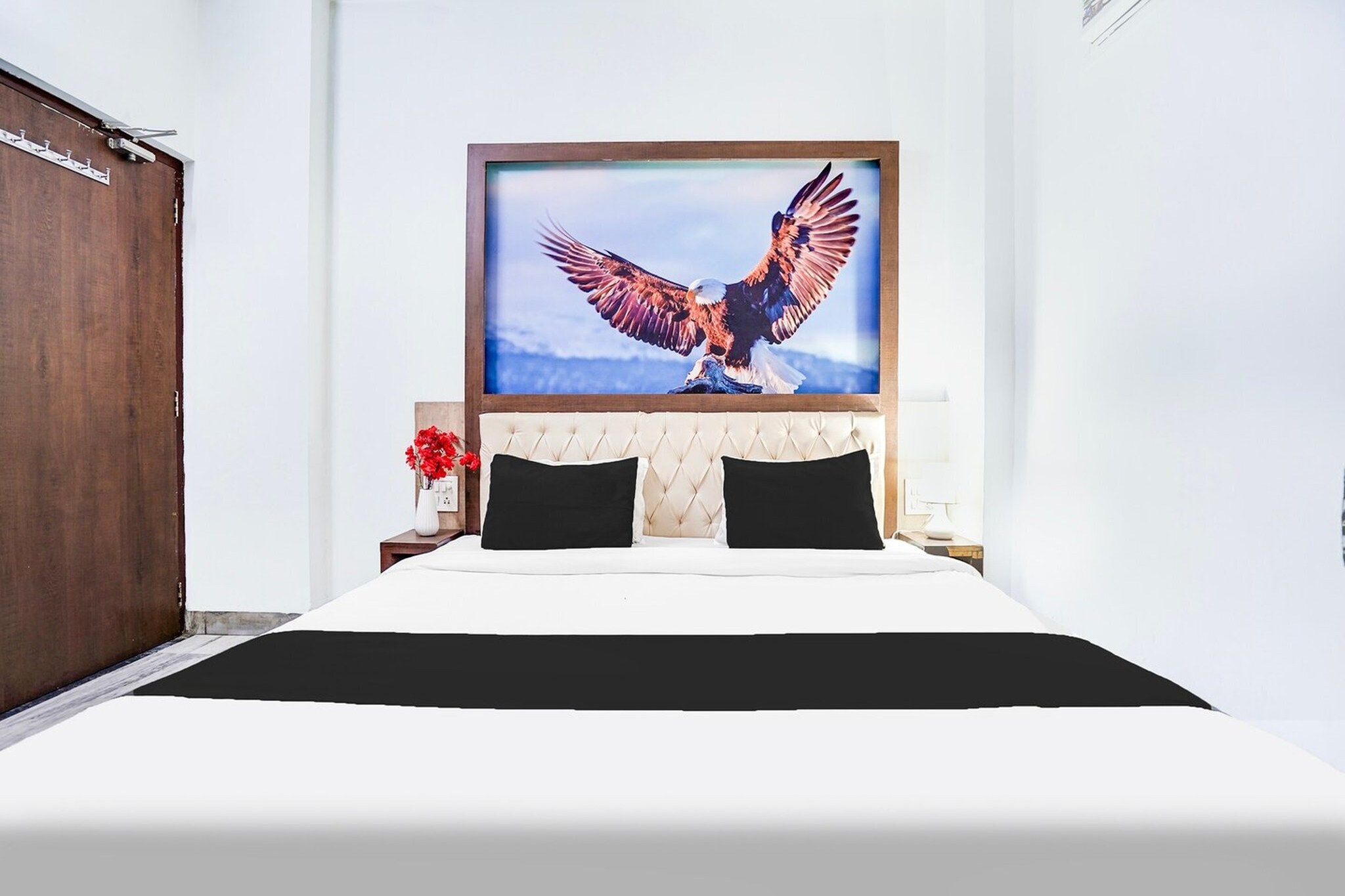 Ground floor: (bedroom(double bed, TV, seating area, air conditioning, Towels incl., telephone), bathroom(bathtub or shower, shower, washbasin, toilet, shampoo, body soap, hot water), Parking, lift)