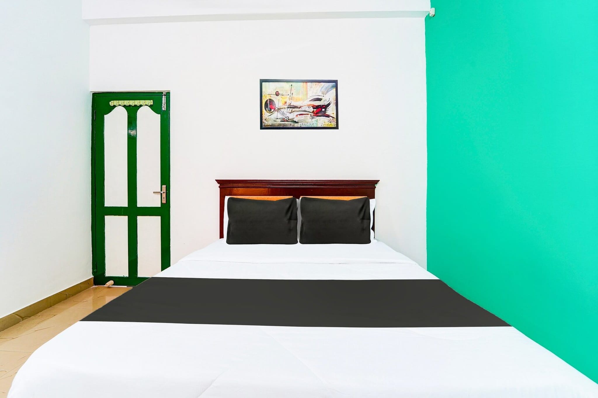 Ground floor: (bedroom(double bed, TV, seating area, air conditioning, Towels incl., telephone), bathroom(bathtub or shower, shower, washbasin, toilet, shampoo, body soap, hot water), Parking)