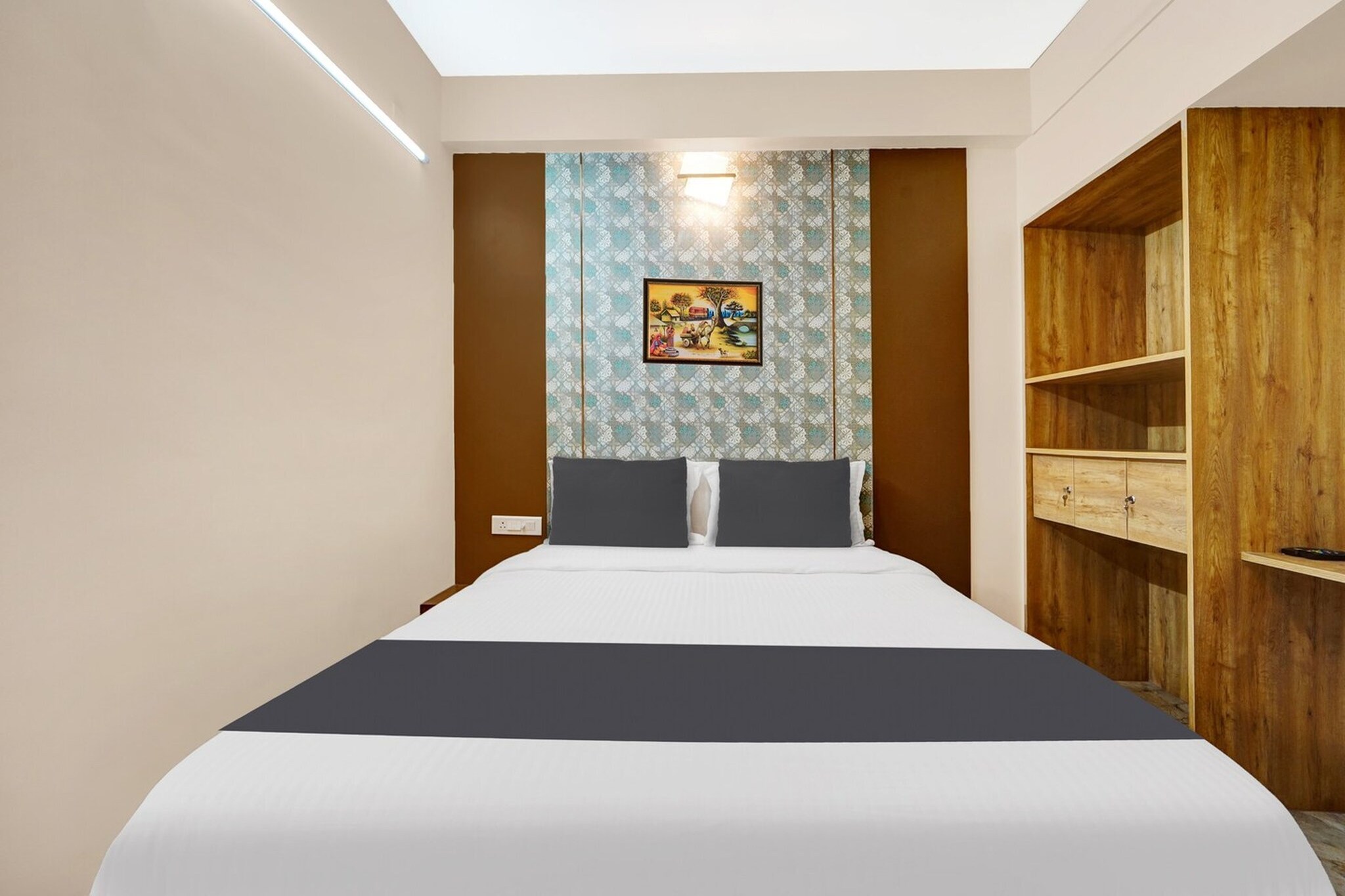 Ground floor: (bedroom(double bed, TV, seating area, air conditioning, Towels incl., telephone), bathroom(bathtub or shower, shower, washbasin, toilet, shampoo, body soap, hot water), Parking)