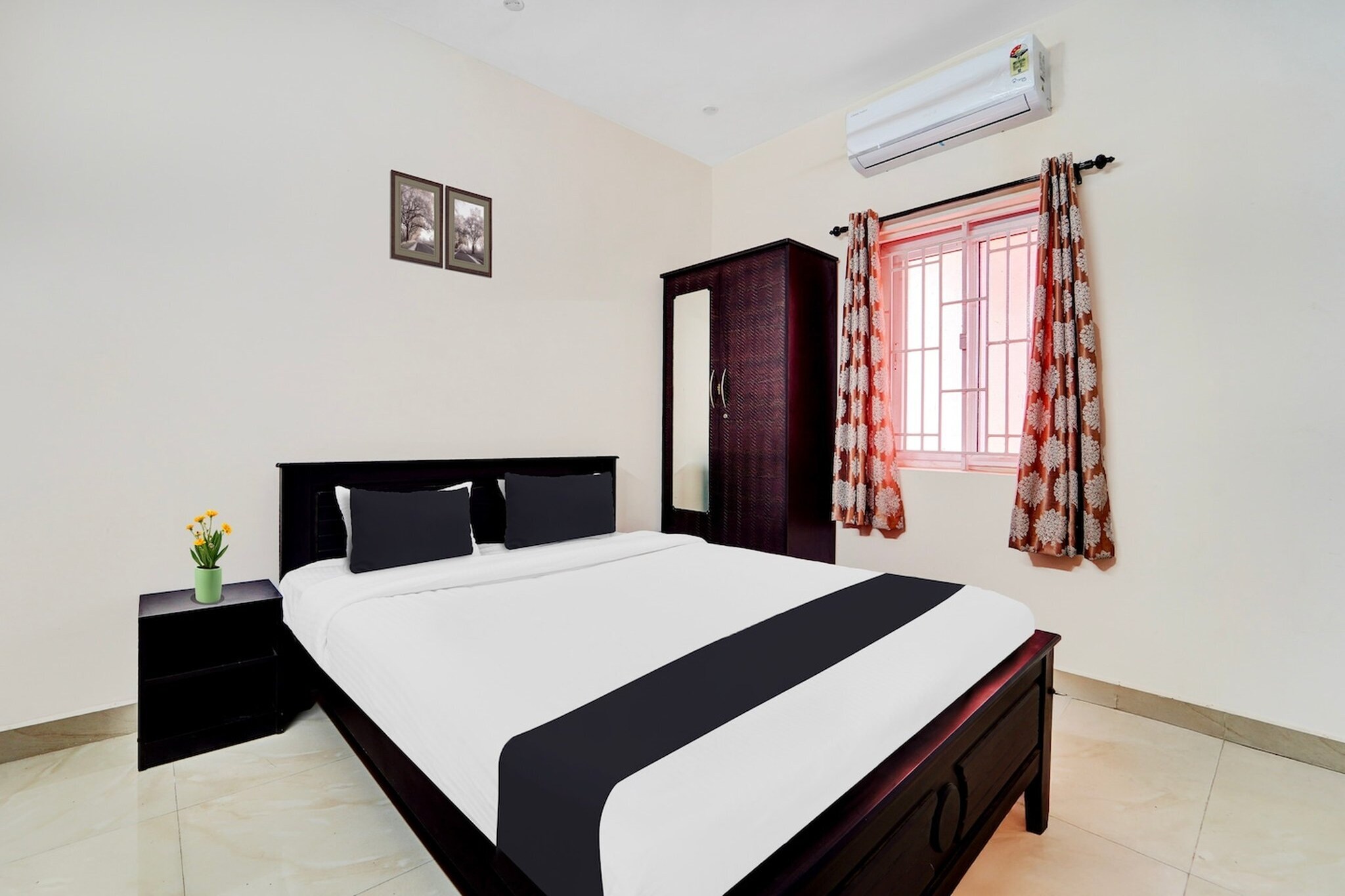 Comfortable Accommodations: Super Hotel O Viswapuram in Coimbatore offers family rooms with air-conditioning and TV. Free WiFi is available throughout the property, ensuring connectivity for all guests.
Convenient Facilities: The hotel features a 24-hour front desk, housekeeping service, room service, and luggage storage. Additional amenities include a restaurant and a bar, catering to diverse guest needs.
Prime Location: Located 10 km from Coimbatore International Airport, the hotel is close to attractions such as Codissia Trade Fair Complex (7 km), Coimbatore Junction (13 km), and Podanur Junction (17 km).
Unmarried couples are warmly welcome at this property.
Guests with local ID proof are warmly welcome.
Early Check-In Policy: A full day’s room rate will be charged for check-ins before 6:00 AM.
Complimentary early check-in is available between 6:00 AM and 10:00 AM, subject to room availability.
Check-in is only available to guests aged 18 and above. Please provide a government-issued ID to confirm your age.