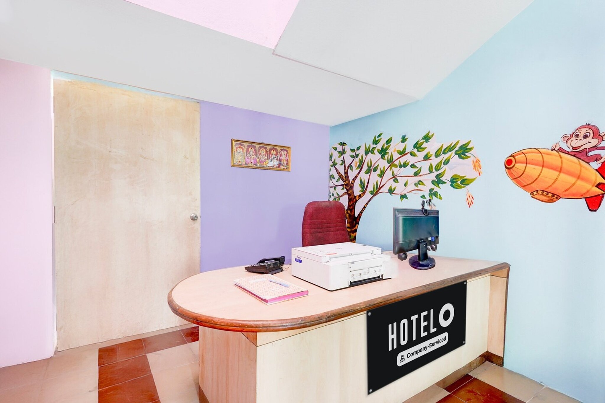 Ground floor: (bedroom(double bed, TV, seating area, air conditioning, Towels incl., telephone), bathroom(bathtub or shower, shower, washbasin, toilet, shampoo, body soap, hot water), Parking)