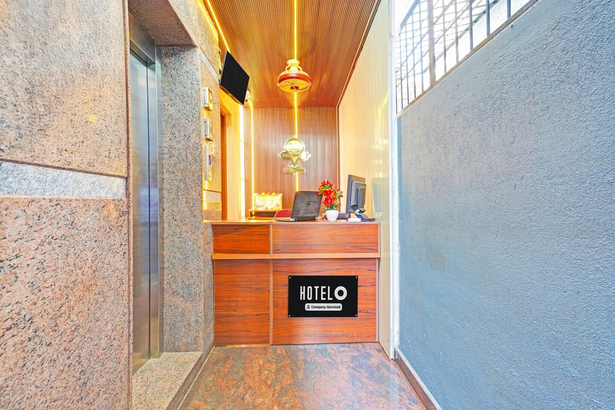 Ground floor: (bedroom(double bed, TV, seating area, air conditioning, Towels incl., telephone), bathroom(bathtub or shower, shower, washbasin, toilet, shampoo, body soap, hot water), Parking)